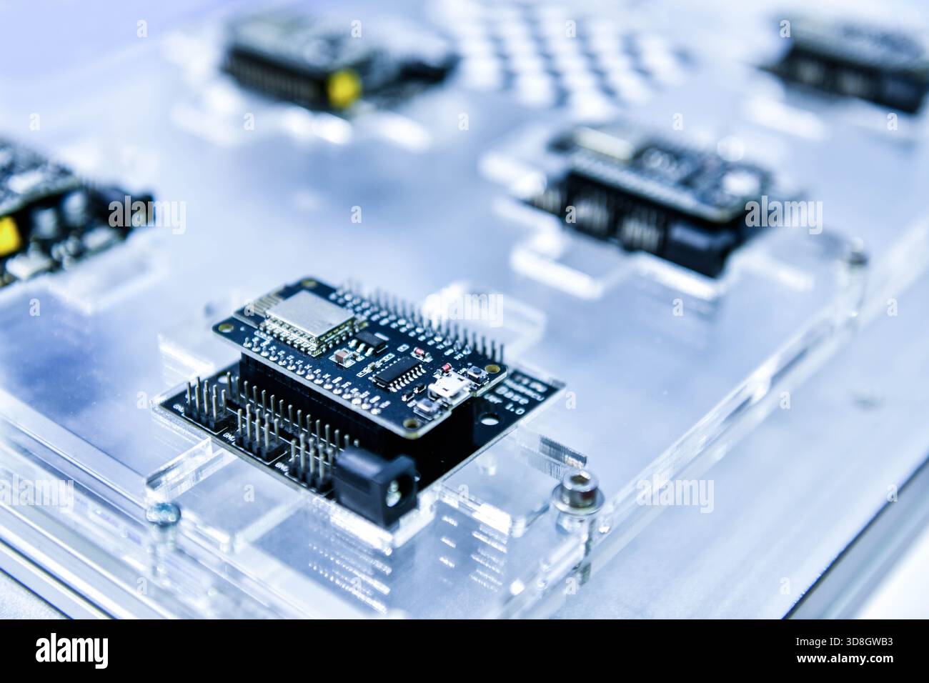Plan macro de la carte de circuit imprimé (PCB) de la chaîne de production du processeur d'ordinateur dans un environnement lumineux en usine. Banque D'Images