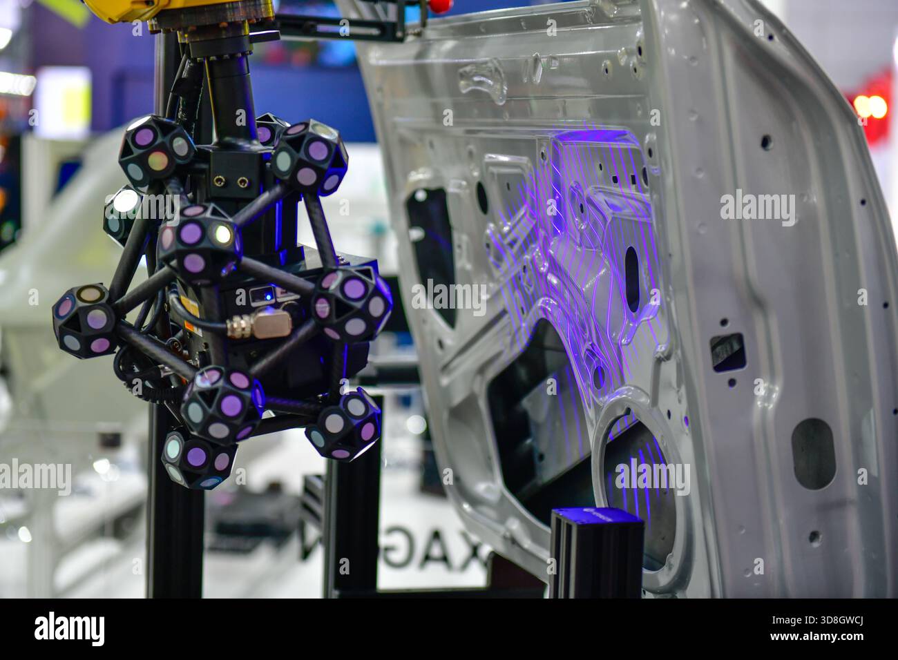 Le scanner 3D sur bras robotisé mesure la précision des grandes pièces automobiles. dans les installations industrielles Banque D'Images