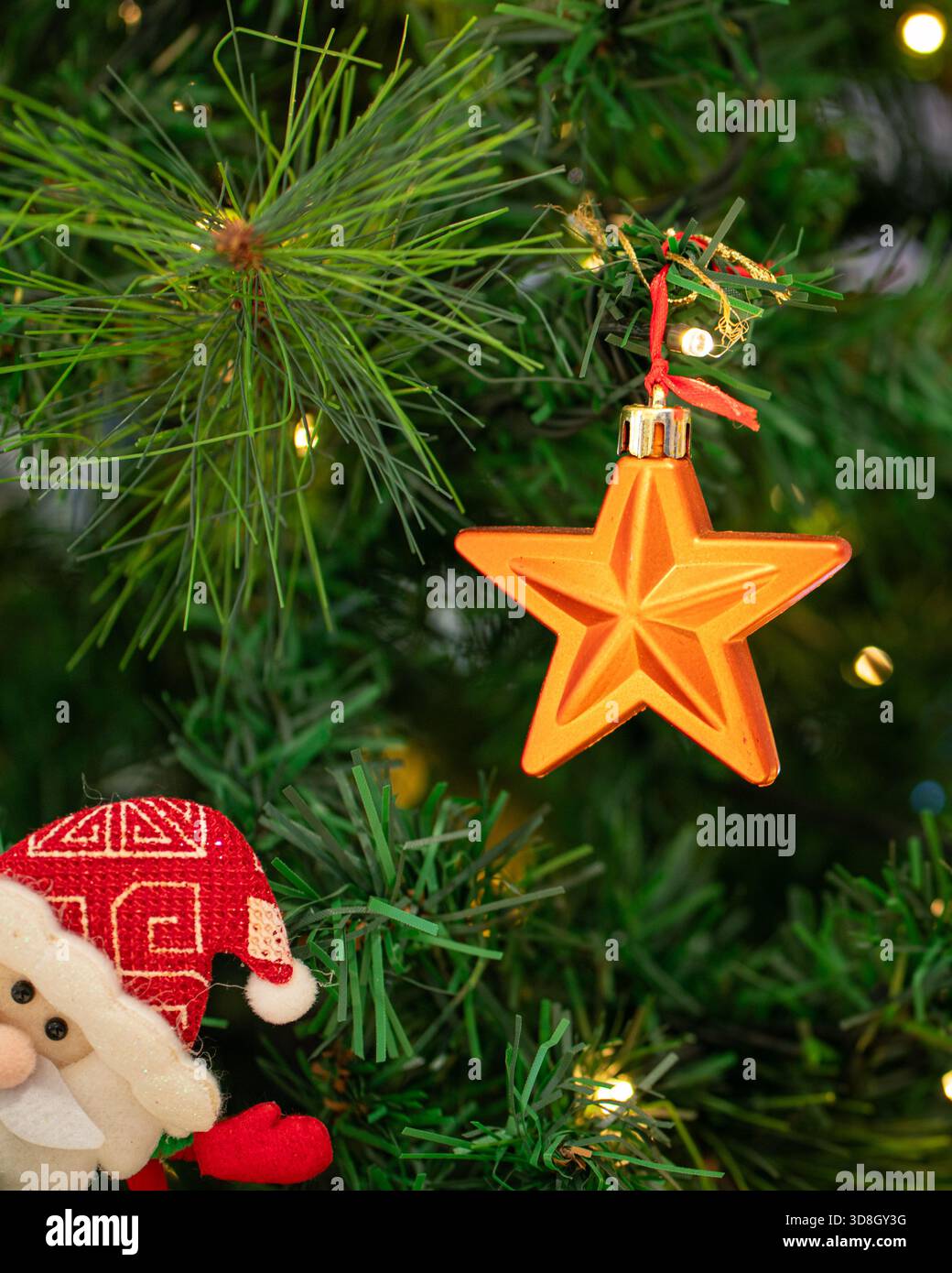 Déco de Noël sur arbre avec une étoile dorée. Banque D'Images