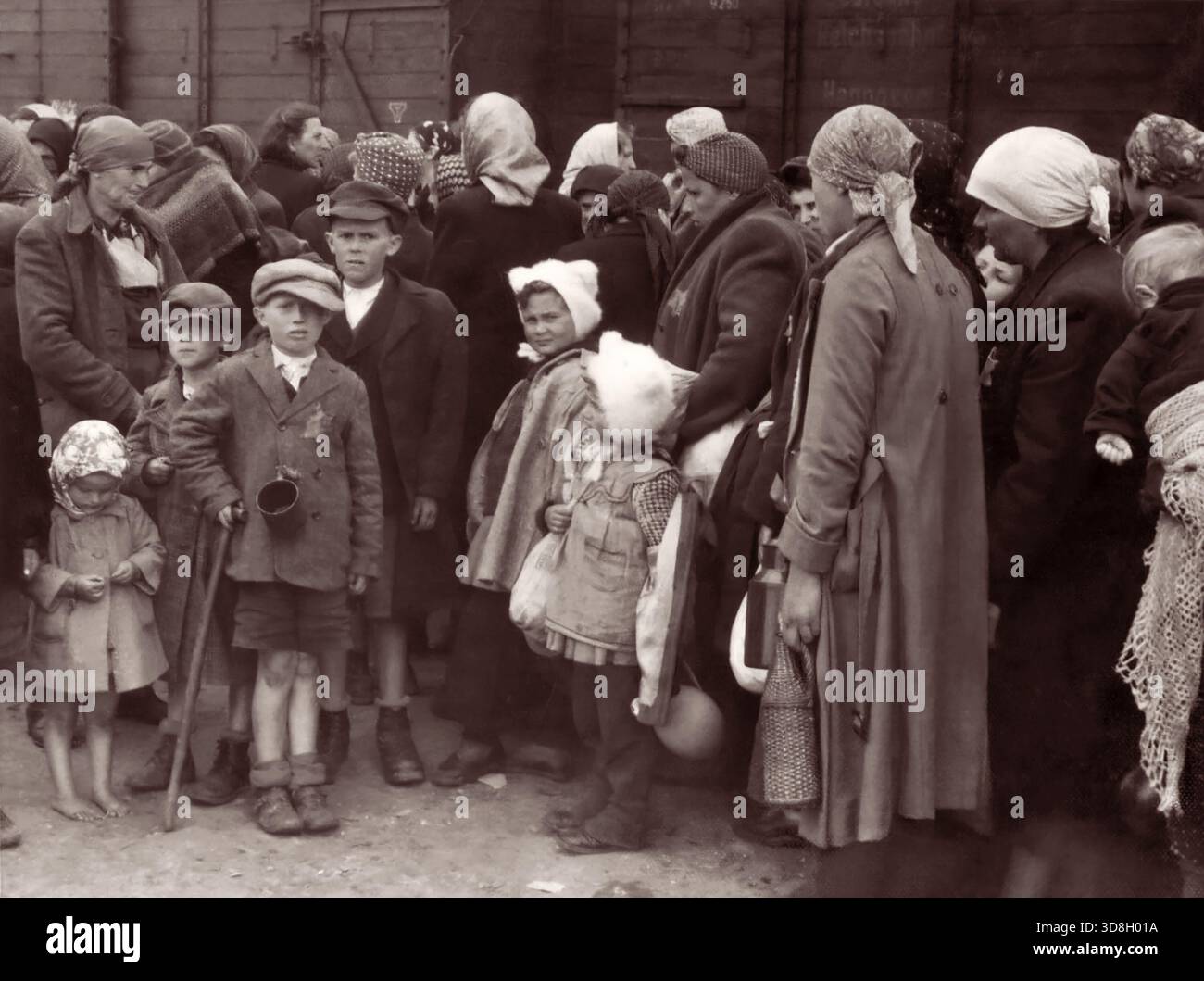 Femmes et enfants juifs hongrois du ghetto sur la plate-forme du camp d'extermination nazi d'Auschwitz-Birkenau en Pologne en mai 1944. Banque D'Images