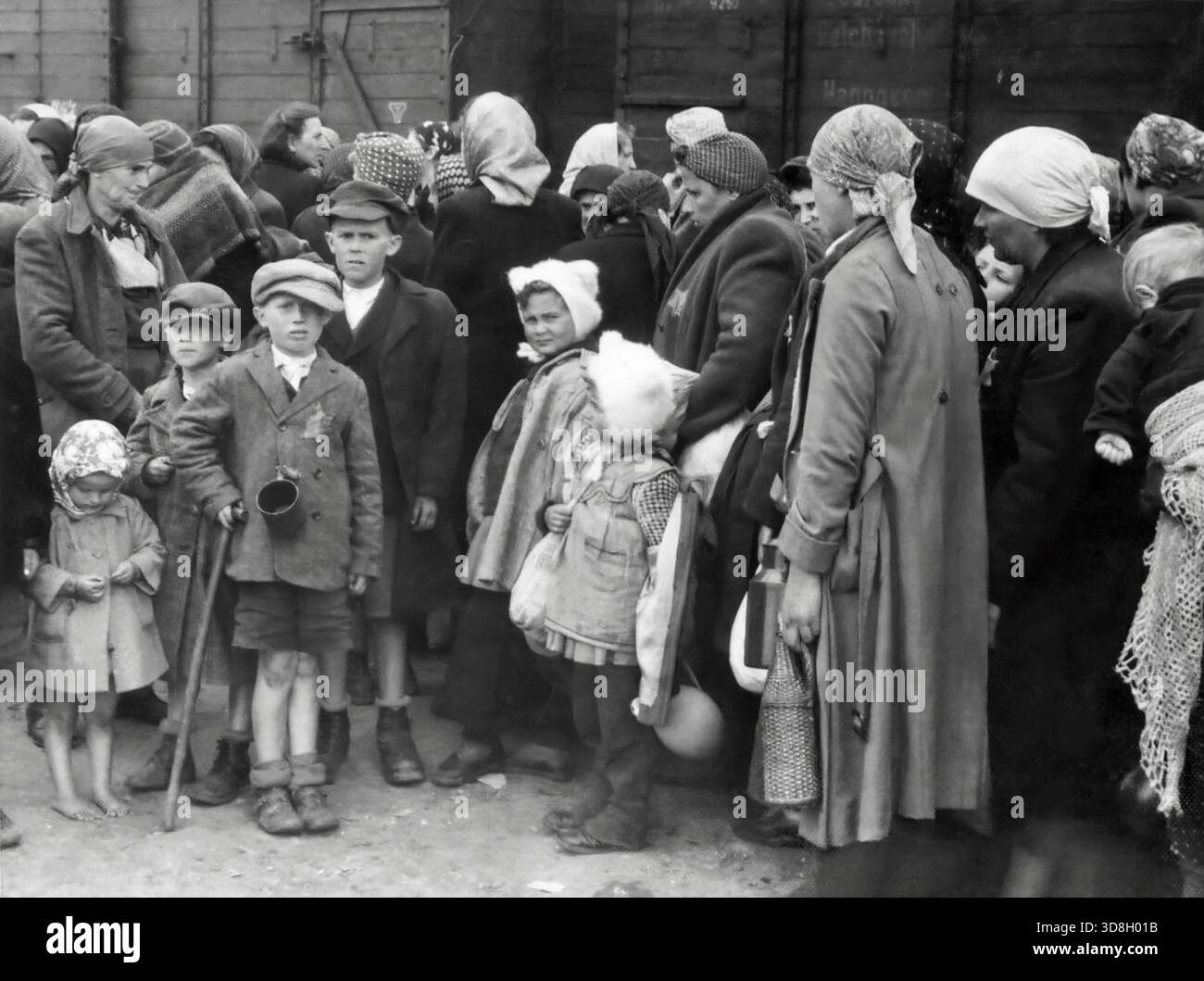 Femmes et enfants juifs hongrois du ghetto sur la plate-forme du camp d'extermination nazi d'Auschwitz-Birkenau en Pologne en mai 1944. Banque D'Images