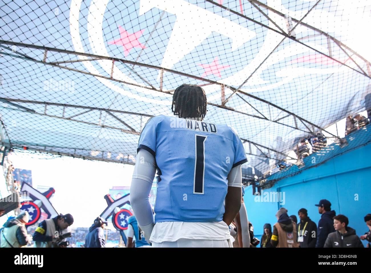 Nashville, États-Unis. 30 novembre 2025. Le quarterback des Titans du Tennessee Cam Ward (1) avant le match contre les Jaguars de Jacksonville au Nissan Stadium de Nashville, Tennessee, le 30 novembre 2025. (Photo de Kindell Buchanan/Sipa USA) crédit : Sipa USA/Alamy Live News Banque D'Images