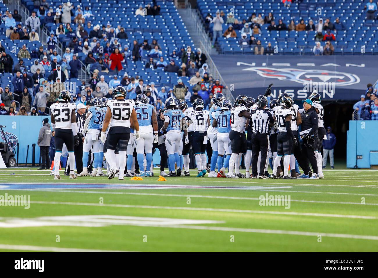 Nashville, États-Unis. 30 novembre 2025. Les Jaguars de Jacksonville et les Titans du Tennessee se battent pendant le quatrième quart-temps du match au Nissan Stadium de Nashville, Tennessee, le 30 novembre 2025. (Photo de Kindell Buchanan/Sipa USA) crédit : Sipa US/Alamy Live News Banque D'Images
