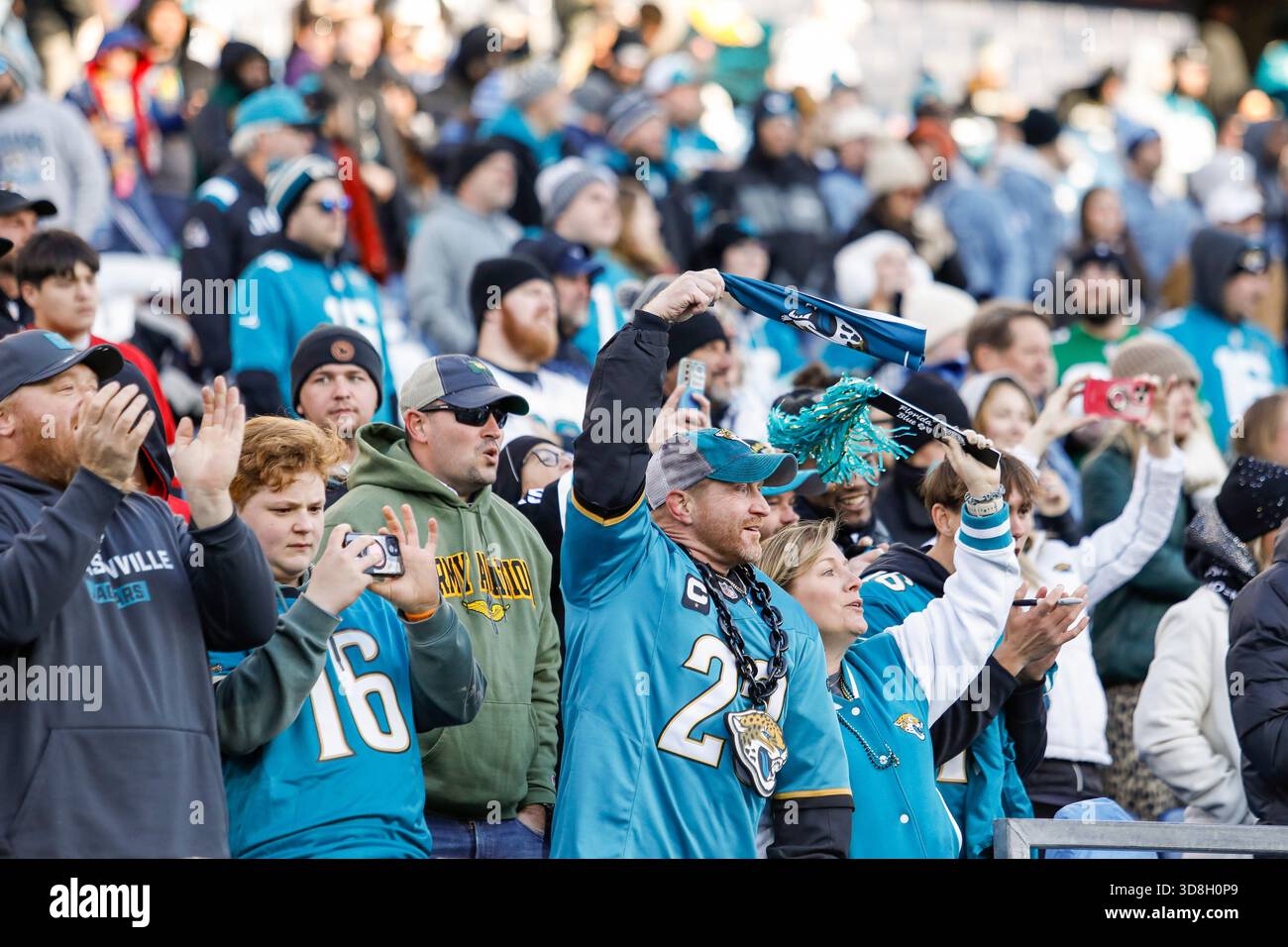 Nashville, États-Unis. 30 novembre 2025. Les fans des Jaguars de Jacksonville encouragent à la fin du match contre les Titans du Tennessee au Nissan Stadium de Nashville, Tennessee, le 30 novembre 2025. (Photo de Kindell Buchanan/Sipa USA) crédit : Sipa USA/Alamy Live News Banque D'Images