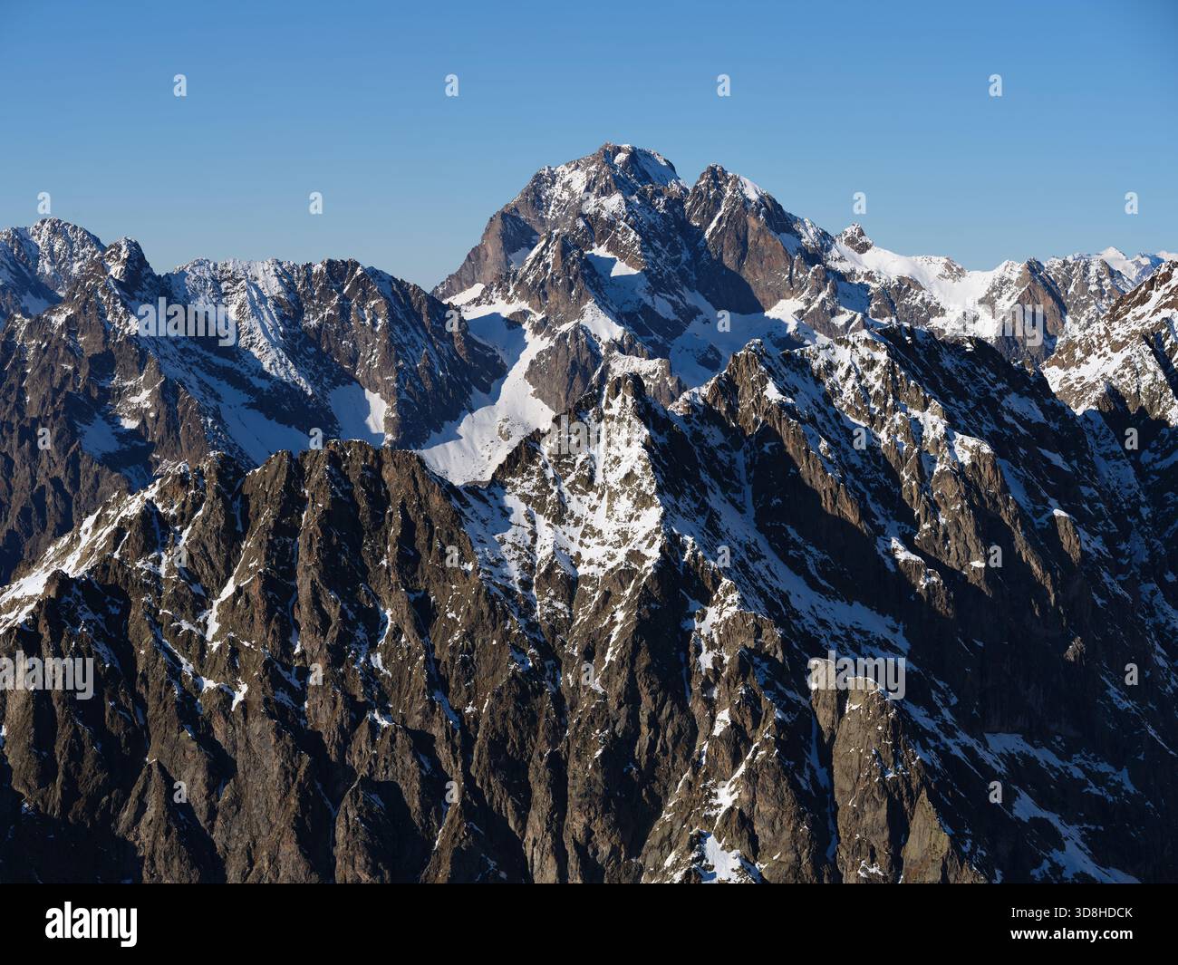 VUE AÉRIENNE. Roche de la Muzelle, sommet de 3465 mètres de haut dans le massif des Écrins, vue ici du sud. Saint-Christophe en Oisans, Isère, France. Banque D'Images