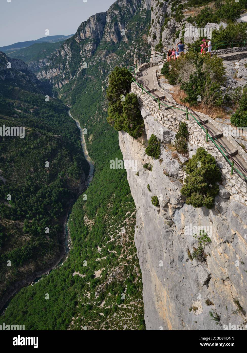 VUE AÉRIENNE depuis un mât de 6 mètres. Touristes debout sur un point de vue sur une falaise surplombant les gorges du Verdon. La Palud-sur-Verdon, France. Banque D'Images