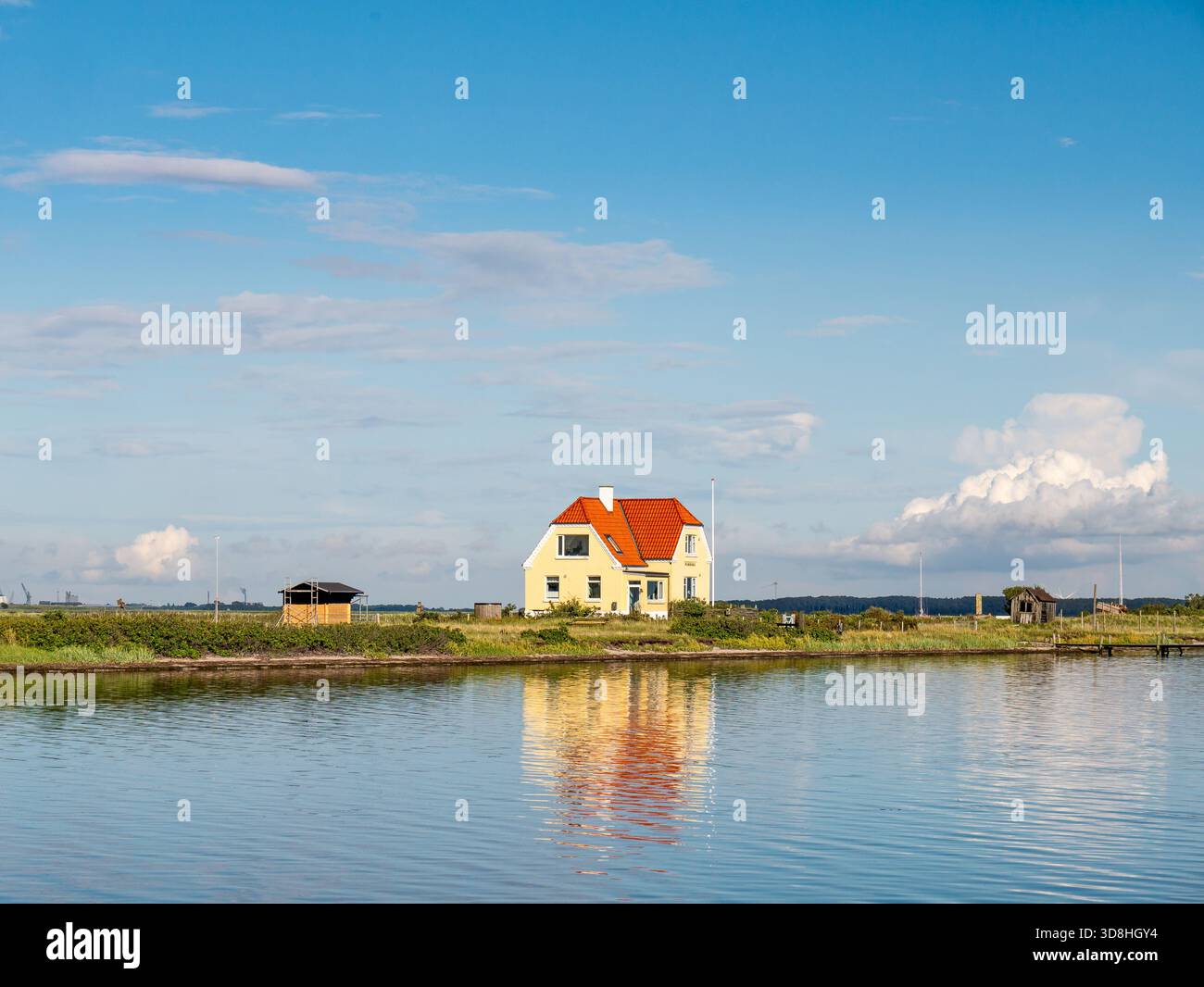 Albuehus sur Albuen, vu de la lagune sur le côté abrité du fjord Nakskov sur Lolland au Danemark Banque D'Images