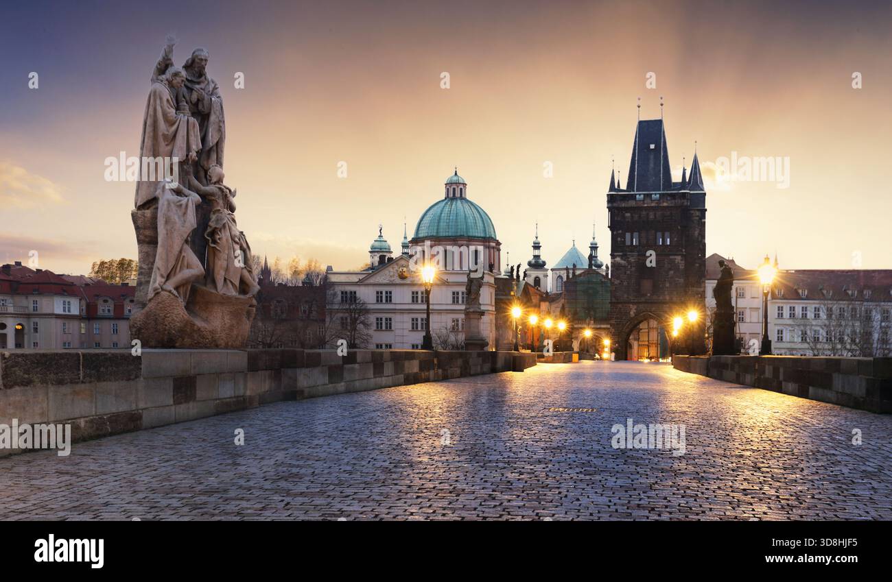 Pont Charles sur la rivière Vltava au lever de soleil spectaculaire à Prague, République tchèque, Europe Banque D'Images