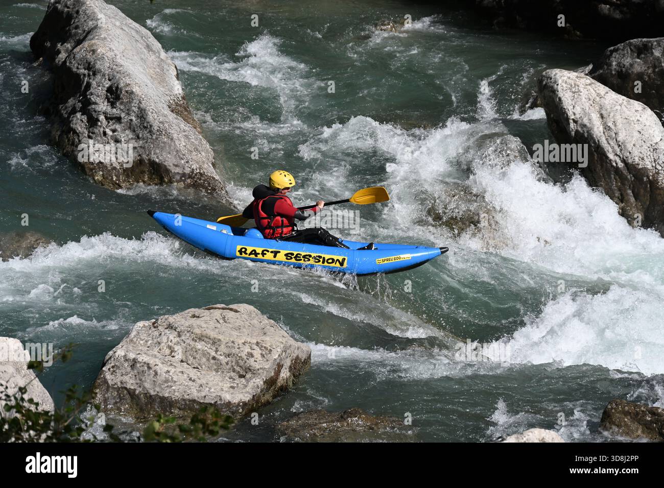 Canoë ou canoë canoë kayak en eau vive sur le Verdon dans le Parc régional des gorges du Verdon Provence France Banque D'Images