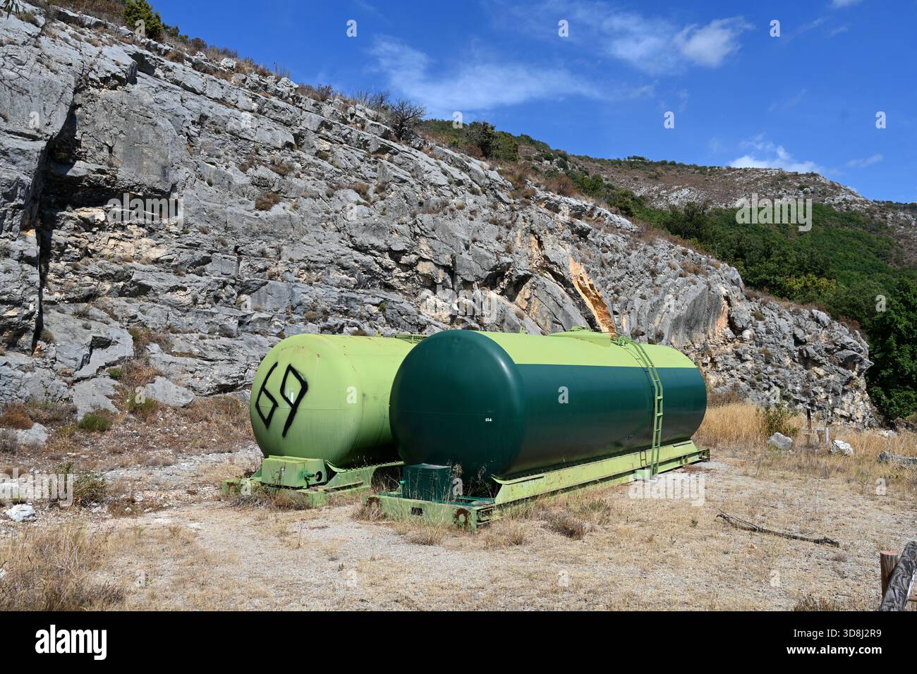 Réservoirs d'eau verte ou citernes de stockage d'eau utilisées pour lutter contre les feux de forêt, les feux de brousse ou les feux ruraux Cabris Alpes-Maritimes France Banque D'Images