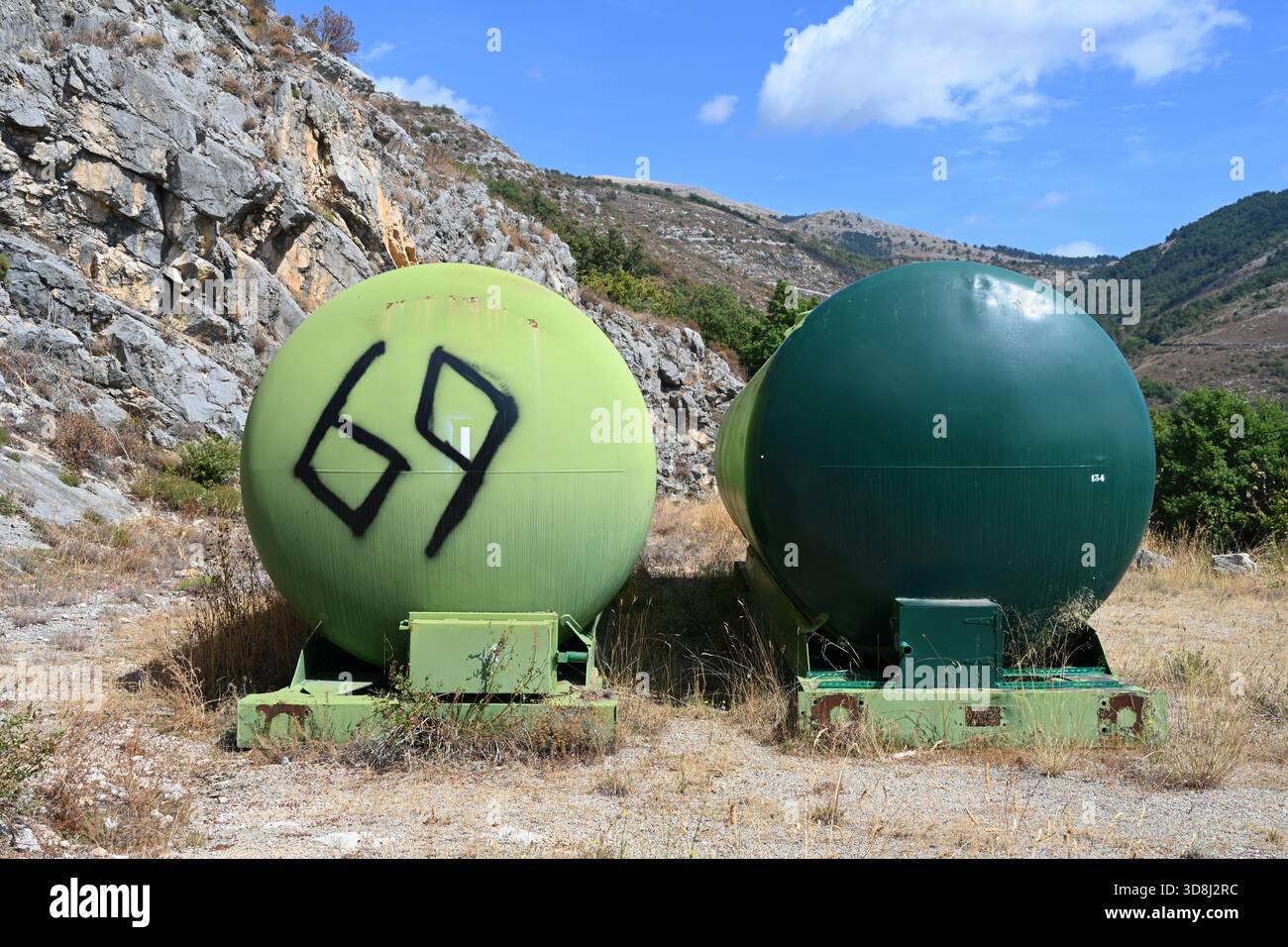 Réservoirs d'eau verte ou citernes de stockage d'eau utilisées pour lutter contre les feux de forêt, les feux de brousse ou les feux ruraux Cabris Alpes-Maritimes France Banque D'Images