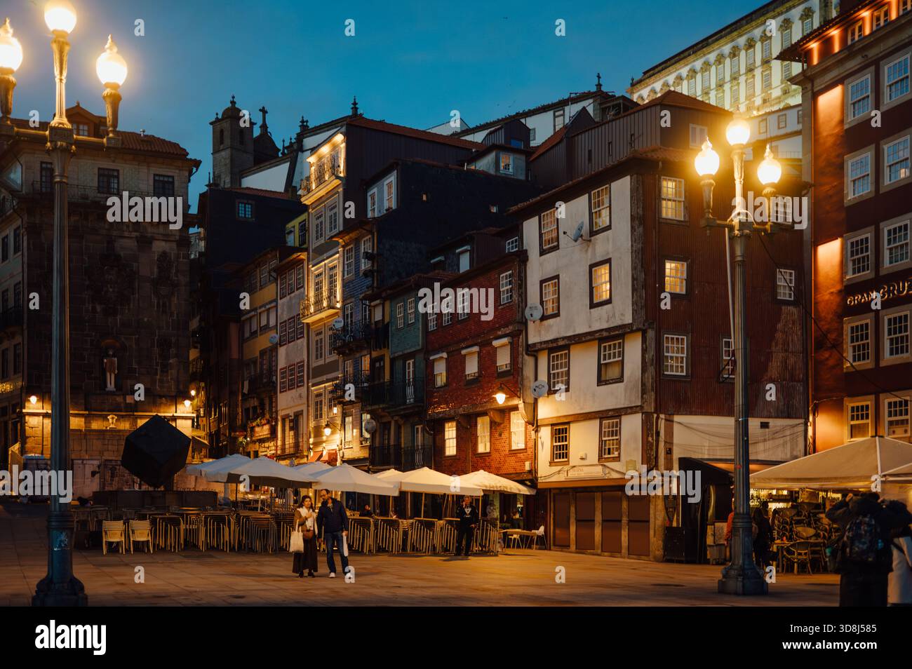 Place Ribeira avec bâtiments historiques et lampadaires, Porto Banque D'Images