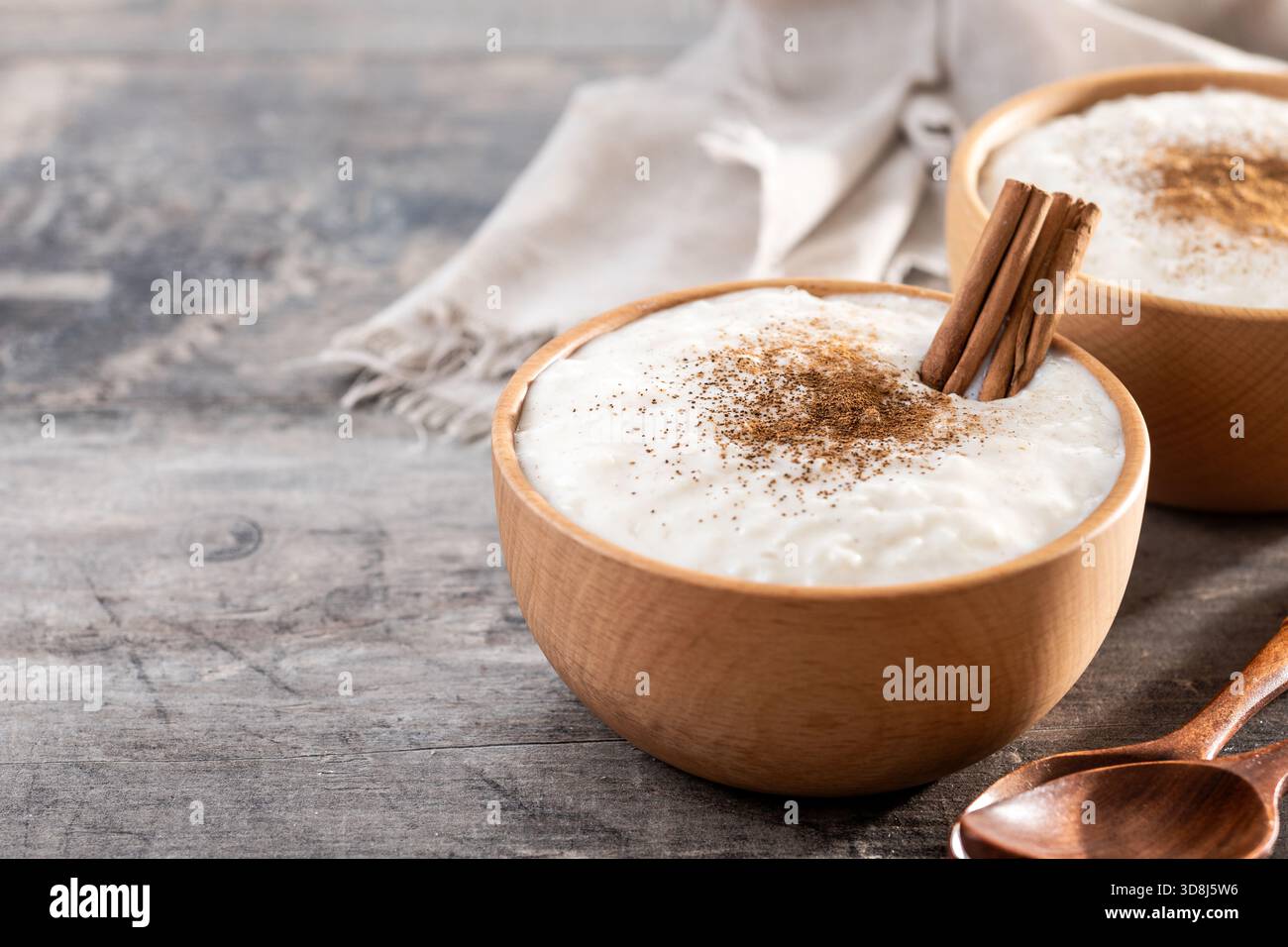 Pudding de riz sur bol en bois sur table en bois Banque D'Images