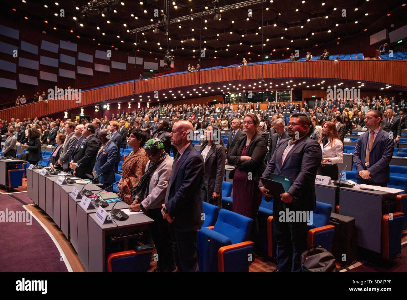 La Haye, Hollande méridionale, pays-Bas. 1er décembre 2025. L’Assemblée des États parties prend une minute de silence pour les victimes de la violence et des conflits. Le 1er décembre 2025, l’Assemblée des États parties au Statut de Rome ouvre et tient la première journée de sa 24e session à la Haye, aux pays-Bas. L'Assemblée se déroule du 1er au 6 décembre 2025. (Crédit image : © James Petermeier/ZUMA Press Wire) USAGE ÉDITORIAL SEULEMENT ! Non destiné à UN USAGE commercial ! Banque D'Images
