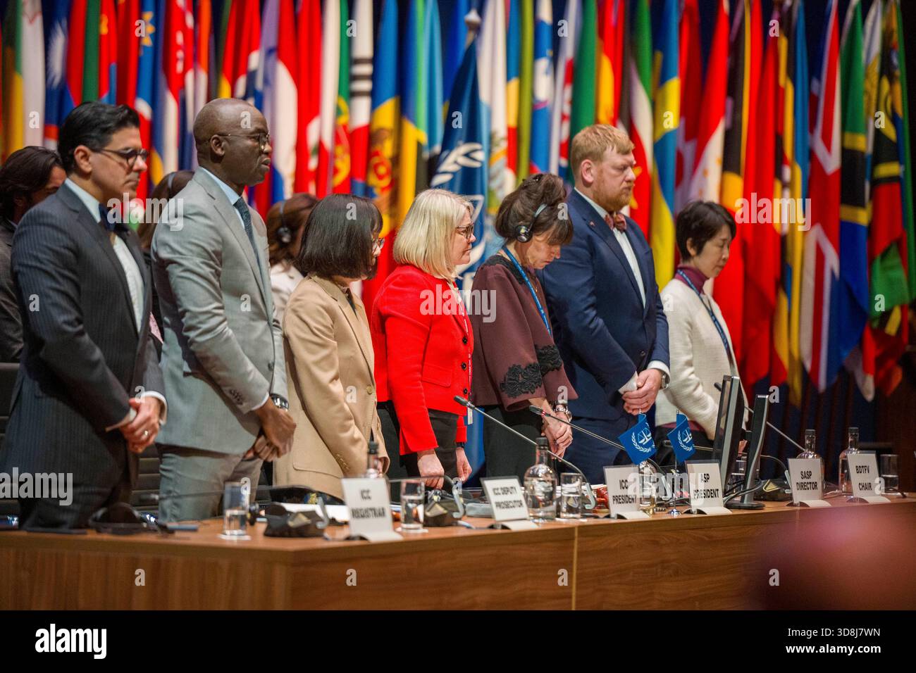La Haye, Hollande méridionale, pays-Bas. 1er décembre 2025. L’Assemblée des États parties prend une minute de silence pour les victimes de la violence et des conflits. Le 1er décembre 2025, l’Assemblée des États parties au Statut de Rome ouvre et tient la première journée de sa 24e session à la Haye, aux pays-Bas. L'Assemblée se déroule du 1er au 6 décembre 2025. (Crédit image : © James Petermeier/ZUMA Press Wire) USAGE ÉDITORIAL SEULEMENT ! Non destiné à UN USAGE commercial ! Banque D'Images