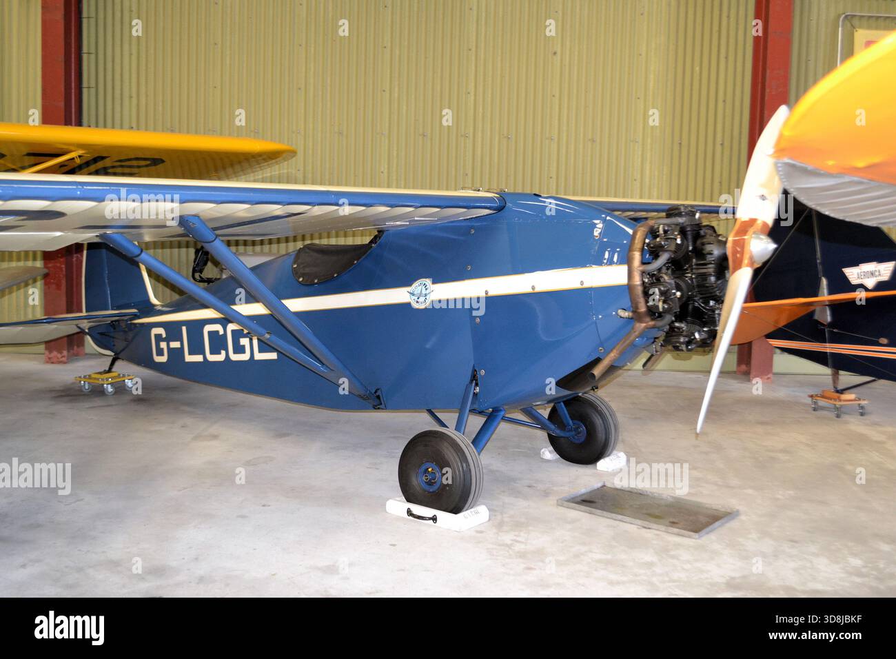 Réplique Comper CLA7 Swift dans un hangar à la Real Aeroplane Co, Breighton Airfield, Yorkshire, Royaume-Uni Banque D'Images