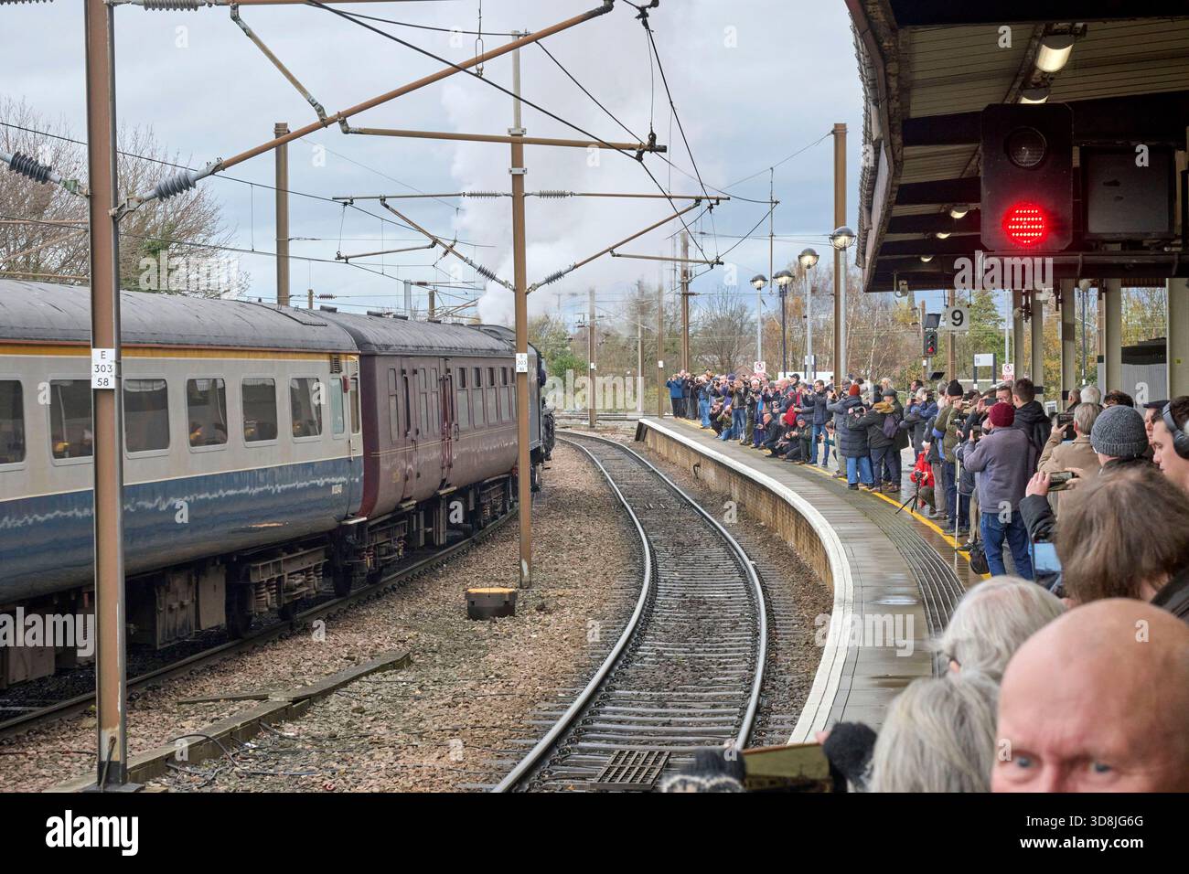 Affrètement de train à vapeur pour les passionnés de chemin de fer quittant la gare de York, Yorkshire du Nord, Angleterre du Nord, Royaume-Uni passant devant une charge de photographes de train Banque D'Images