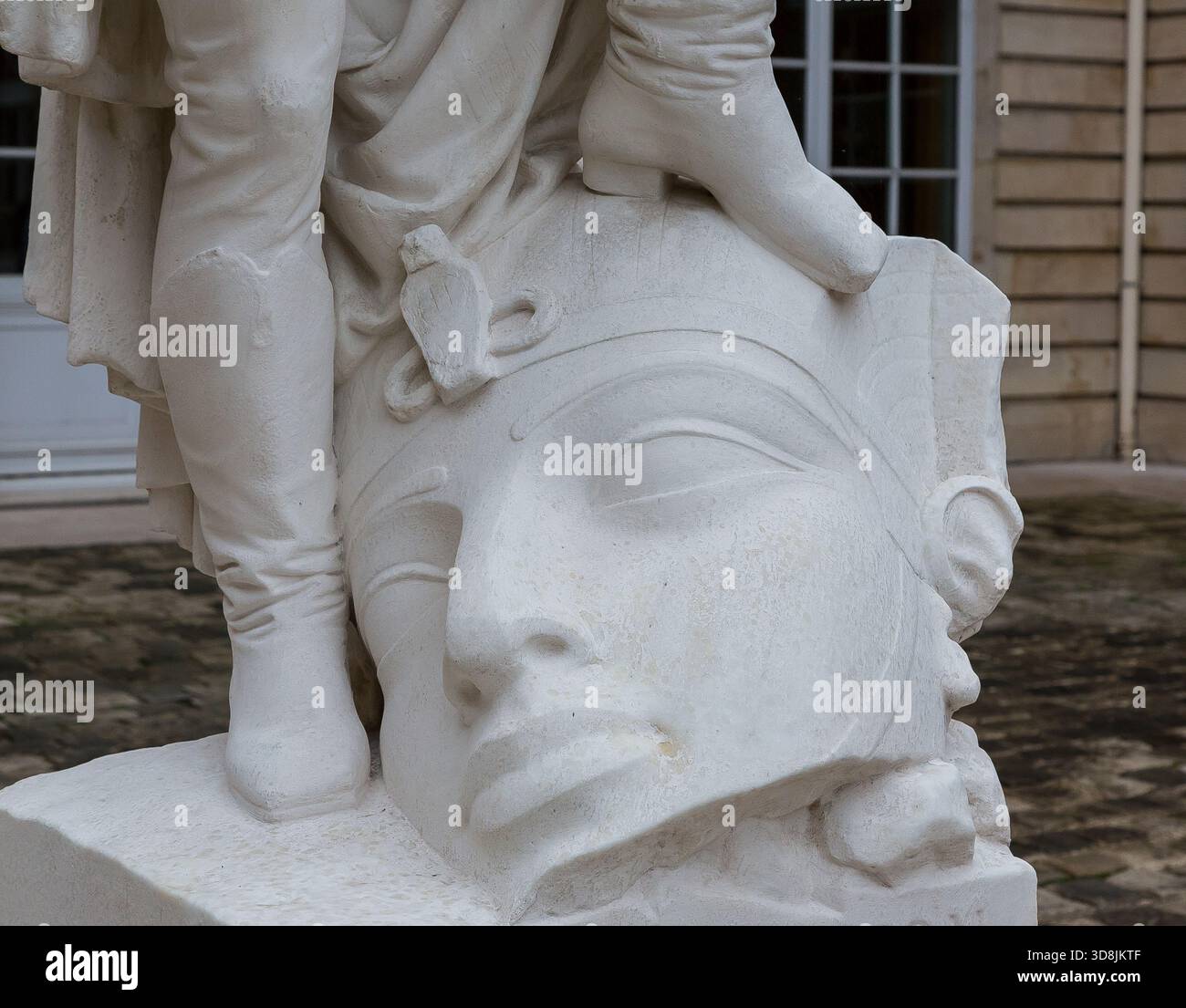 France, Paris, Collège de France, statue de Jean-François Champollion par Auguste Bartholdi : tête du sphinx. Marbre, 1875. Banque D'Images