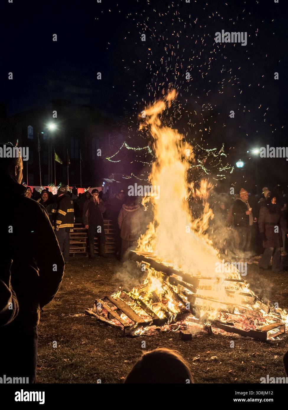 Bonefire à l'éclairage du sapin de Noël à Saint Albans, Vermont, États-Unis Banque D'Images