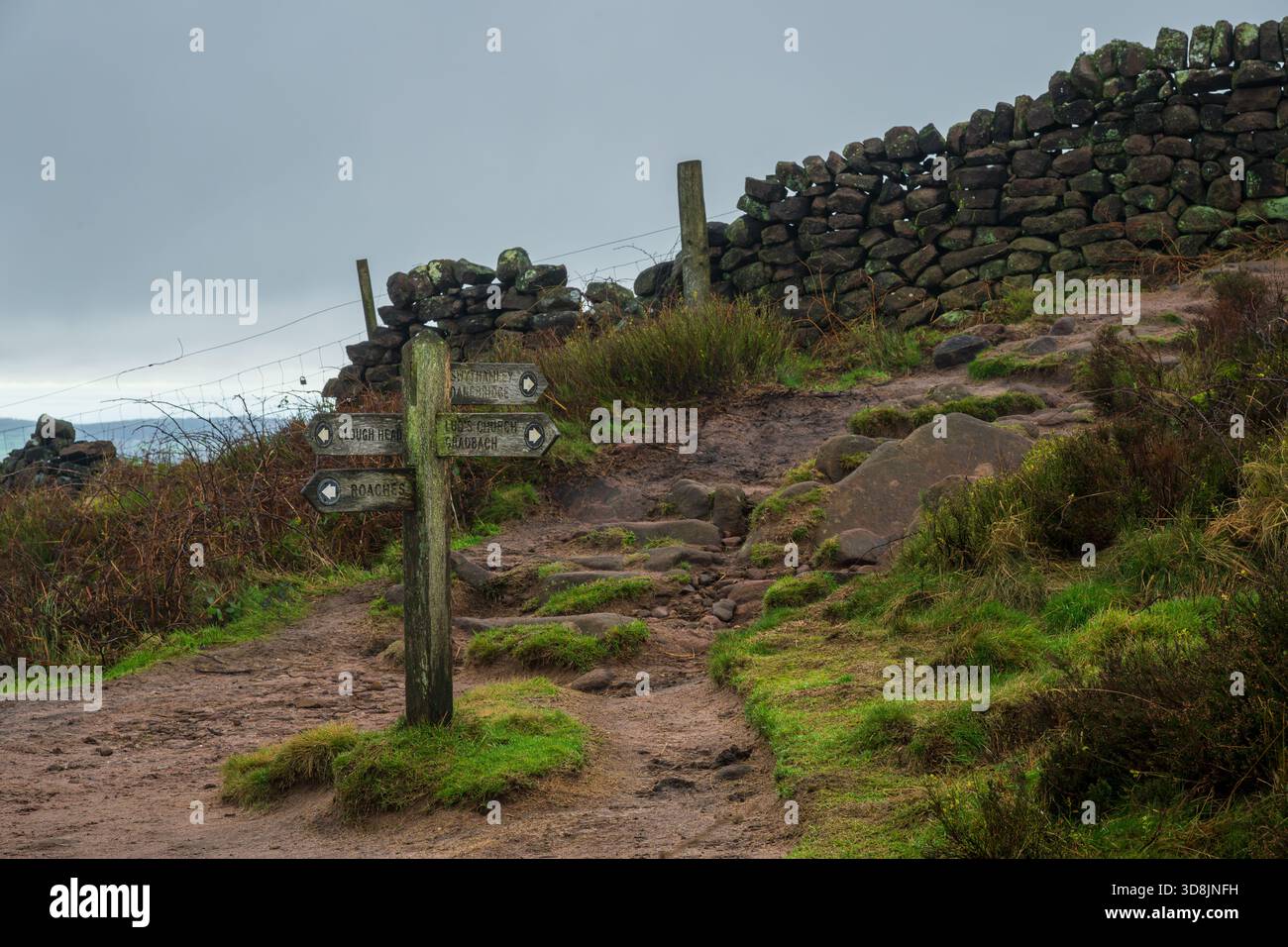 UPPER HULME, STAFFORDSHIRE, ANGLETERRE - NOVEMBRE 27 2025 : un panneau de signalisation en bois montrant les chemins de la concession pour les cafards, Clough Head, Luds Chu Banque D'Images
