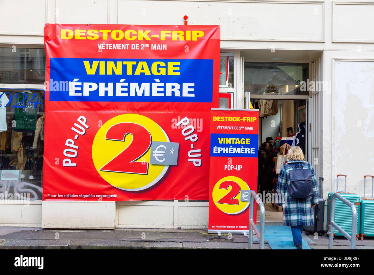 France, Ile-de-France, Paris, magasin, éphémère vintage, tout pour deux euros. Popup Store. Vêtements d'occasion, liquidation Banque D'Images