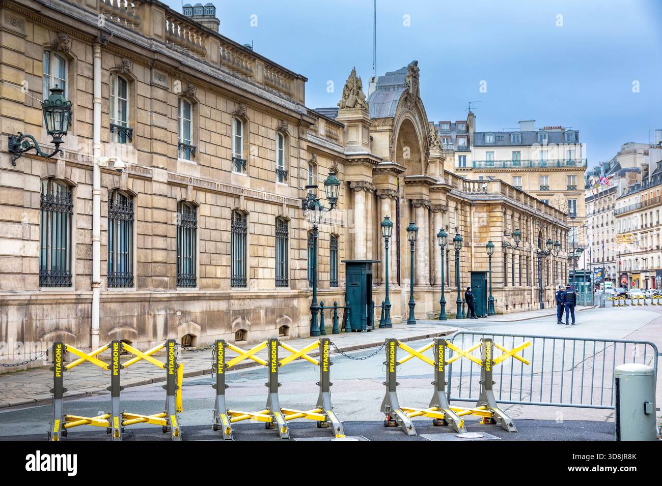 France, Ile-de-France, Paris, elysée, barrière mobile empêchant l'accès à la rue du faubourg Saint-Honoré devant le système elysée Pitagone Banque D'Images