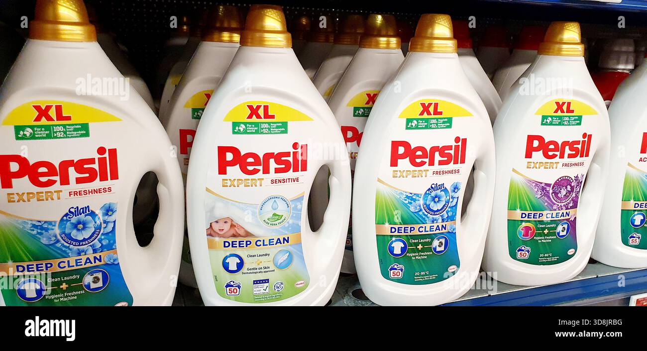 Bouchons de détergent à lessive Persil sur une étagère de magasin, une marque mondiale haut de gamme. Banque D'Images