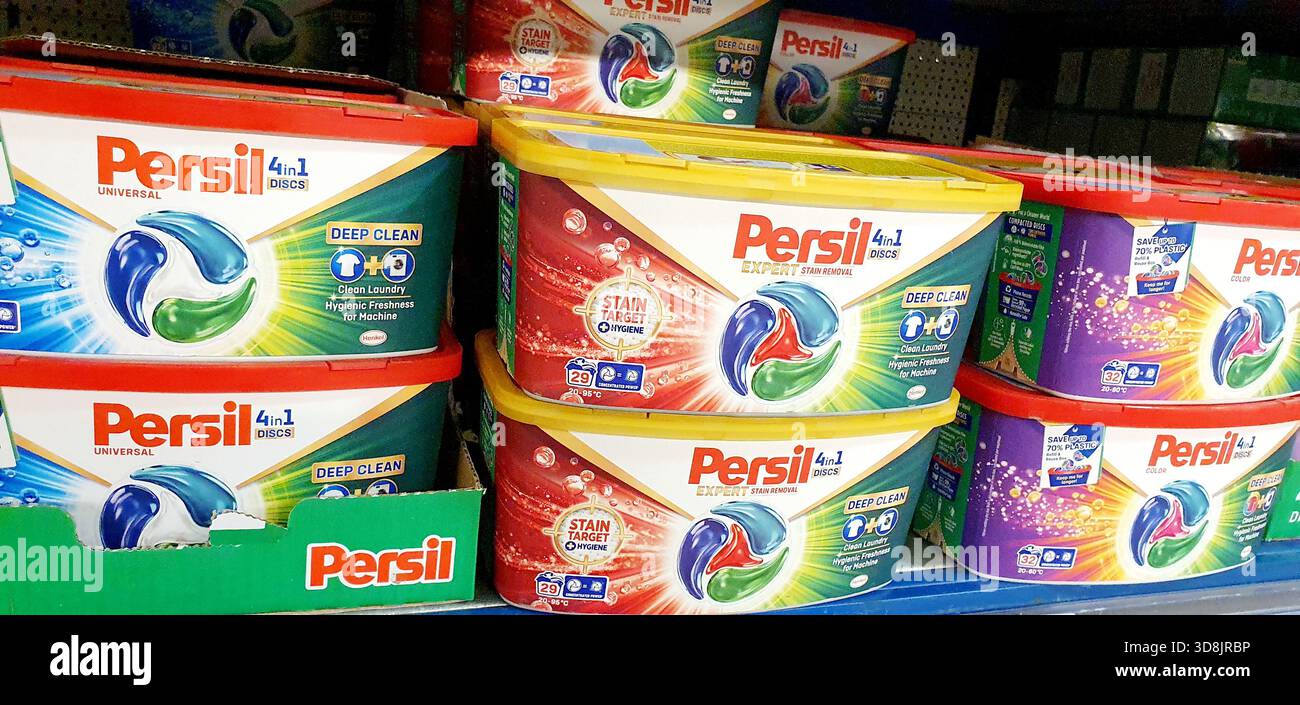 Bouchons de détergent à lessive Persil sur une étagère de magasin, une marque mondiale haut de gamme. Banque D'Images