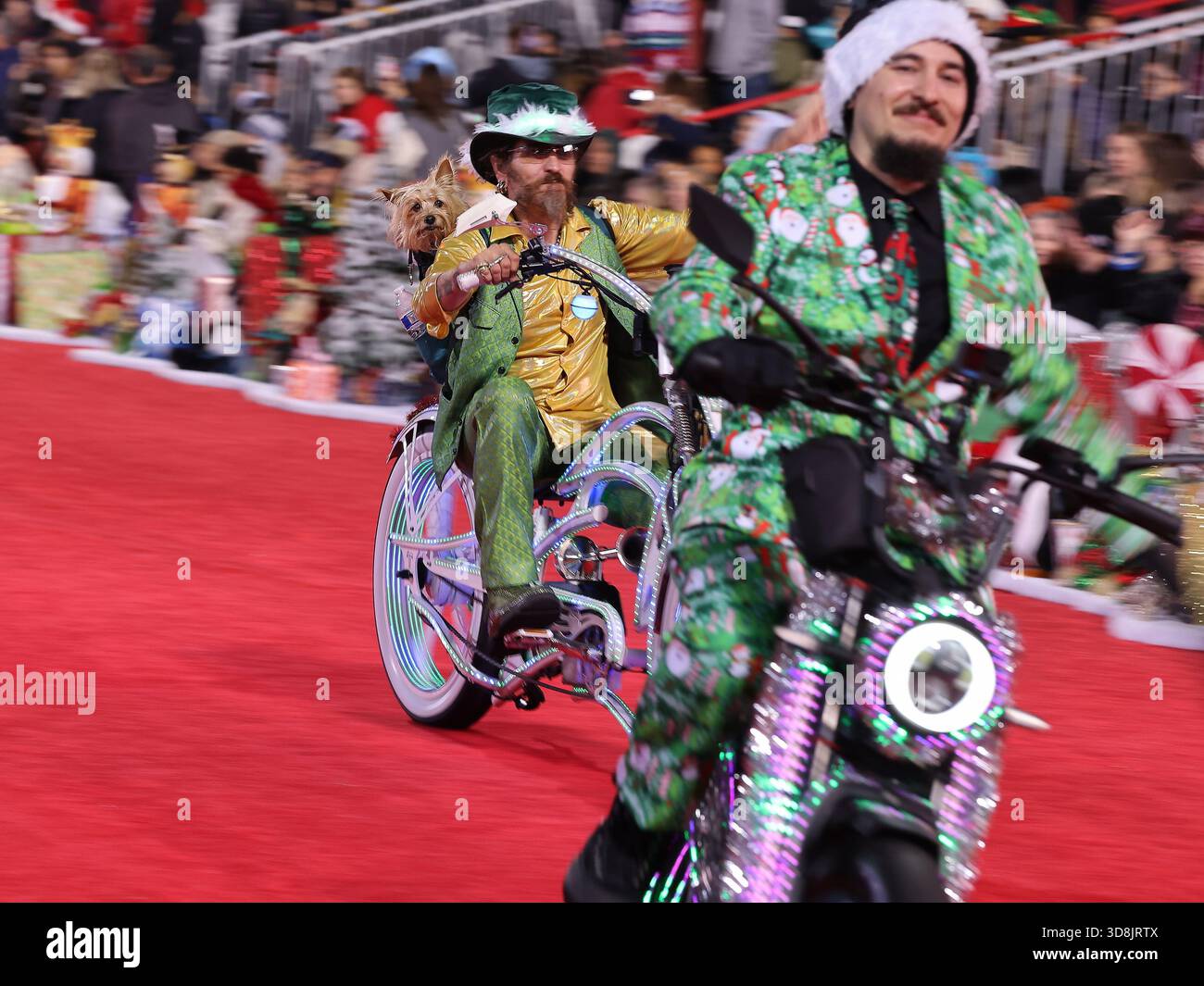 Los Angeles, États-Unis. 30 novembre 2025. Les participants défilent le long de Hollywood Boulevard lors de la 93e parade annuelle de Noël à Los Angeles, Californie, États-Unis, le 30 novembre 2025. Crédit : Qiu Chen/Xinhua/Alamy Live News Banque D'Images