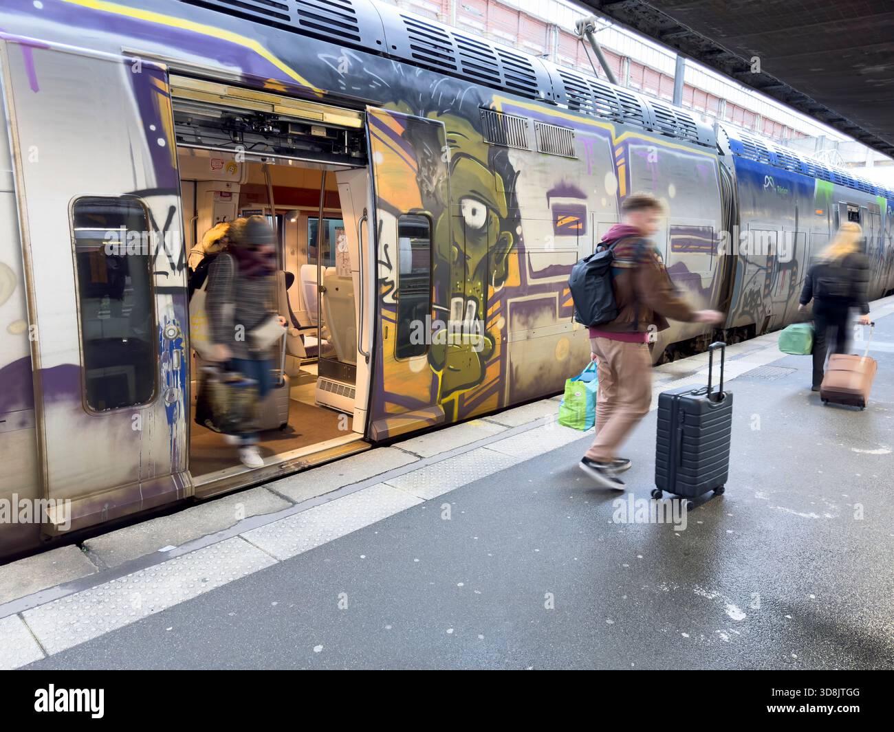 France, hauts de France, Nord, Lille, SNCF TER train, avec graffiti Banque D'Images