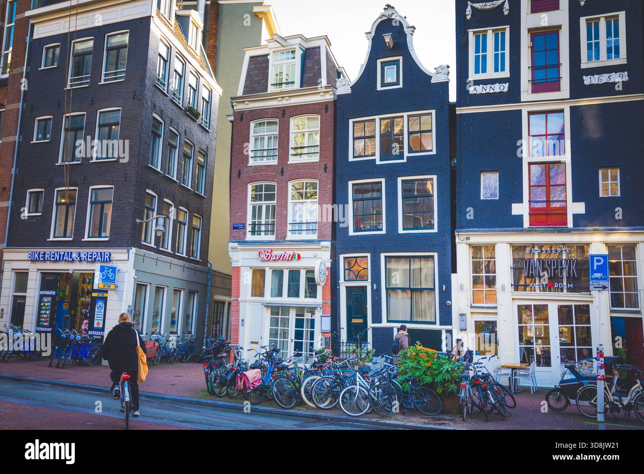Europe, pays-Bas, Amsterdam. Façades de maisons traditionnelles Banque D'Images