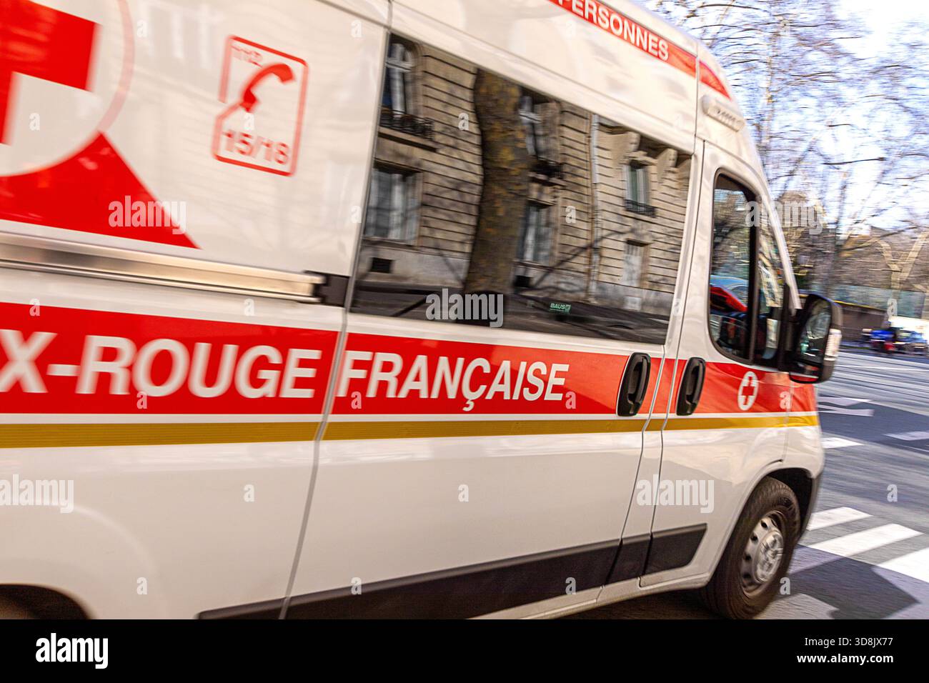 France, ile-de-France, Paris. Véhicule Croix-Rouge française opérant dans le centre-ville Banque D'Images