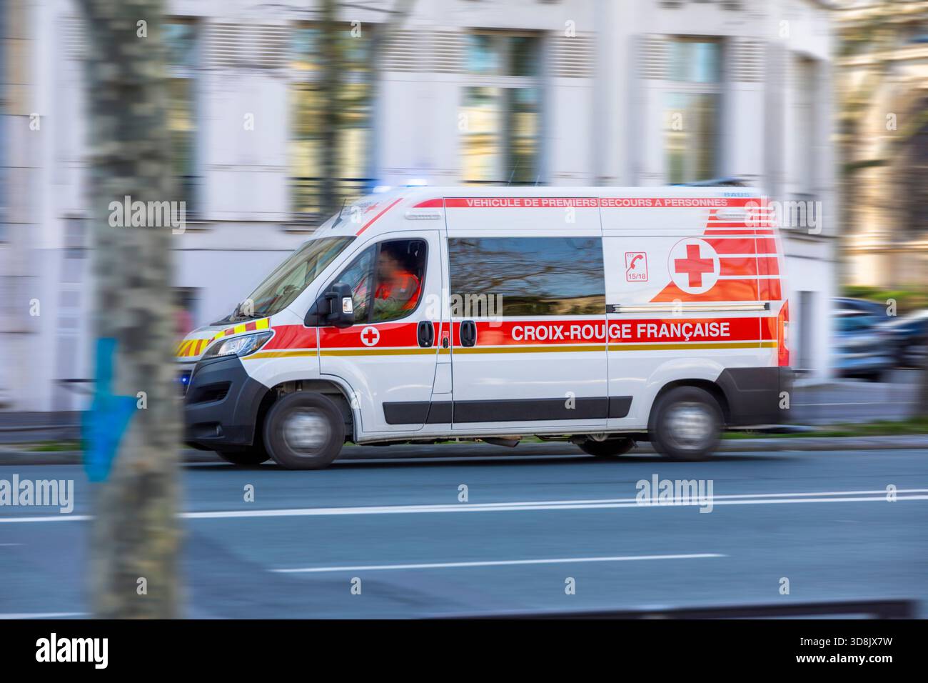 France, ile-de-France, Paris. Véhicule Croix-Rouge française opérant dans le centre-ville Banque D'Images
