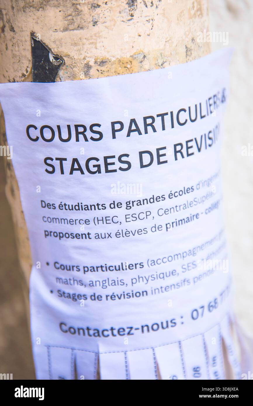 France, ile-de-France, Paris, petite annonce avec numéro de téléphone détachable proposant des cours particuliers et des cours de révision pour primaire, moyen et haut SC Banque D'Images
