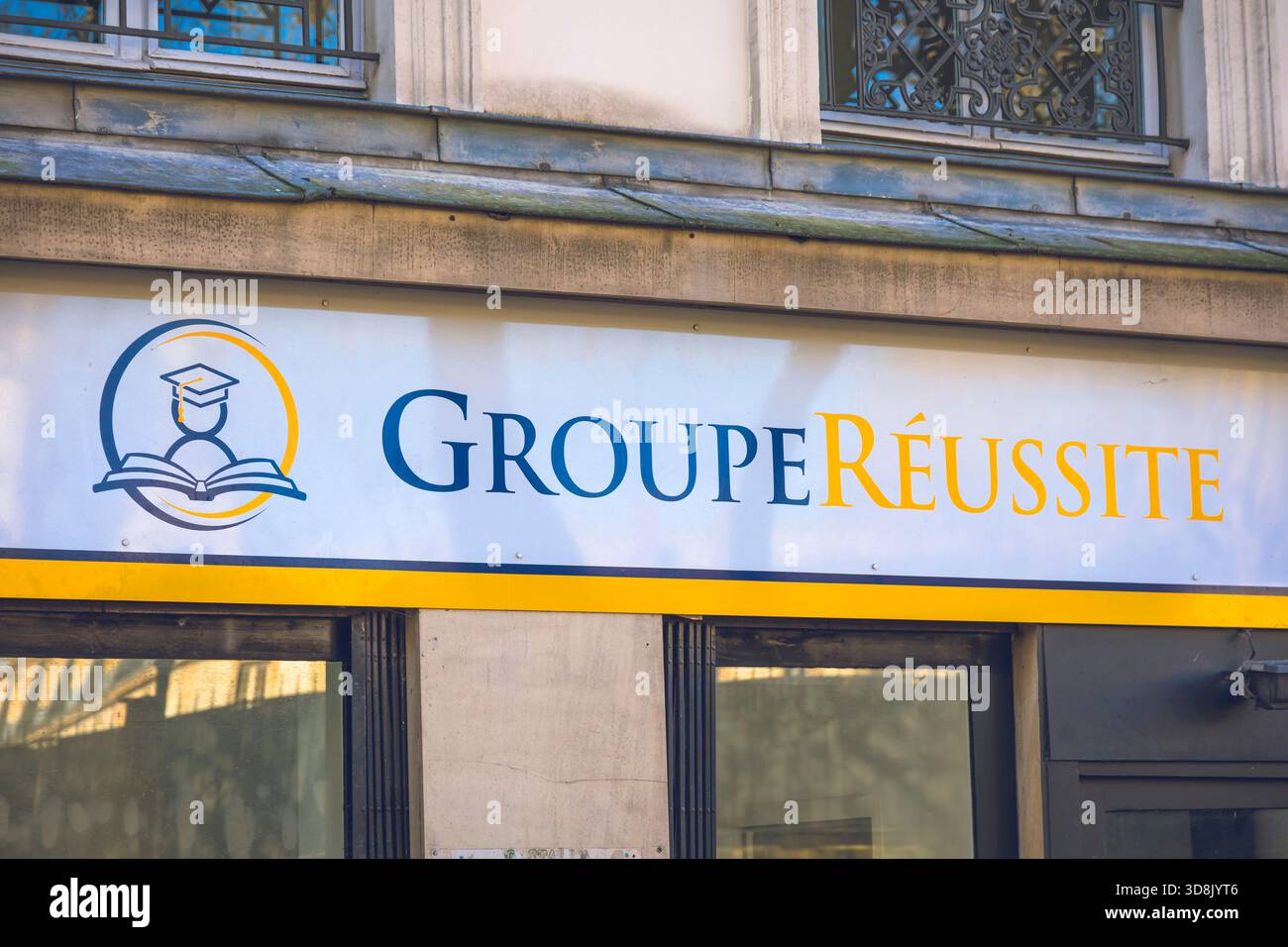 France, Ile-de-France, Paris, 5ème arrondissement, rue de l'esplanade. Groupe Reussite. Cours particuliers et cours intensifs. Banque D'Images