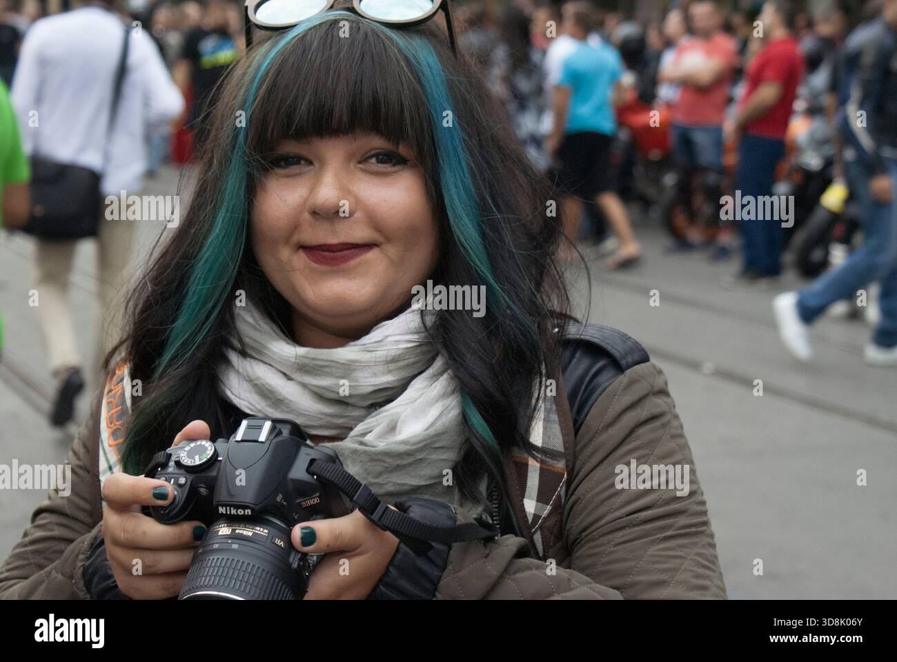 Photographe féminine en action. Banque D'Images