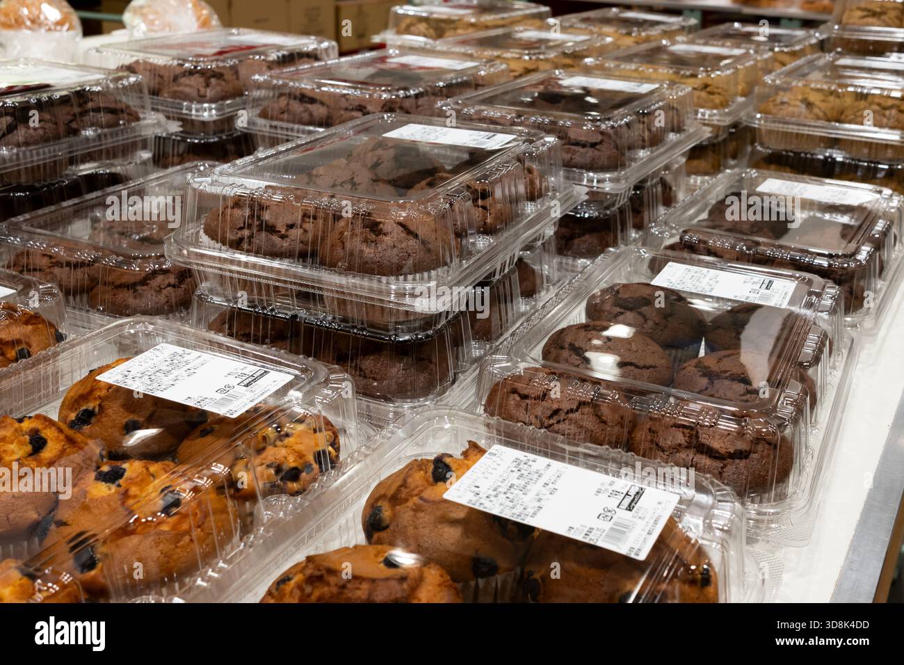 Paquets de six muffins Costco dans des contenants en plastique. Banque D'Images