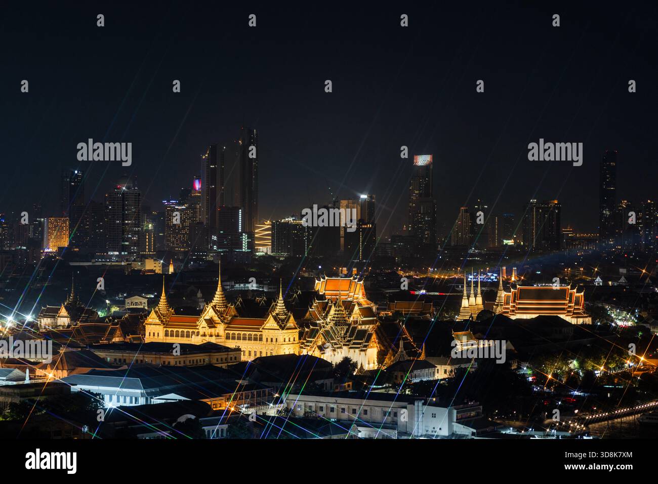 Vue de dessus du Grand Palais et du Temple du Bouddha d'Émeraude la nuit. Banque D'Images
