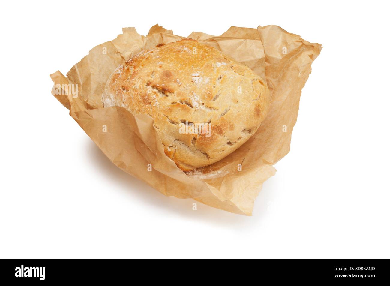 Photo studio d'un pain de levain enveloppé dans du papier cuisson découpé sur fond blanc Banque D'Images