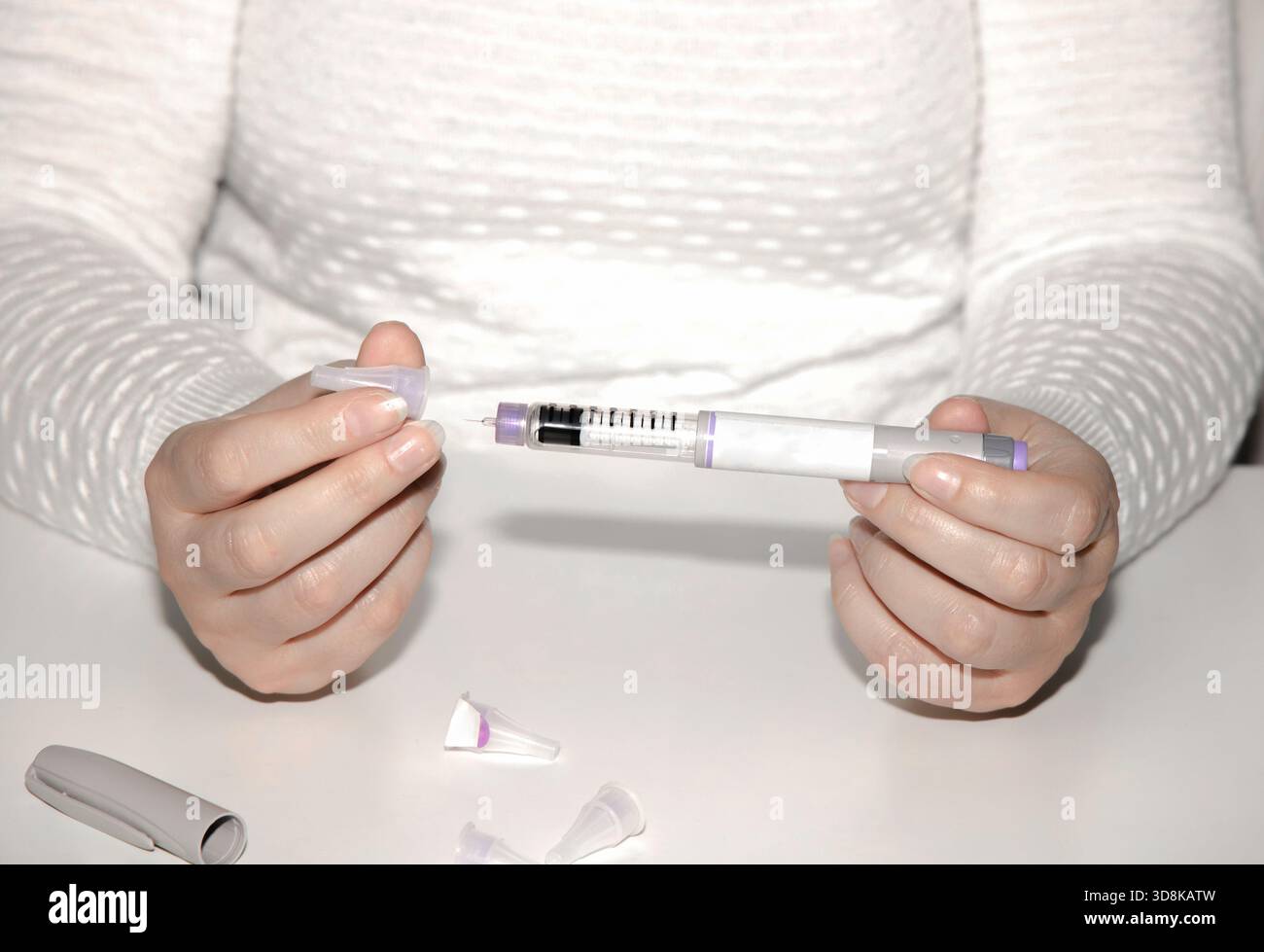Mains féminines tenant un stylo à insuline. Stylo injecteur d'insuline Ozempic ou stylo cartouche d'insuline pour diabétiques. Matériel médical pour les parients diabétiques. Banque D'Images