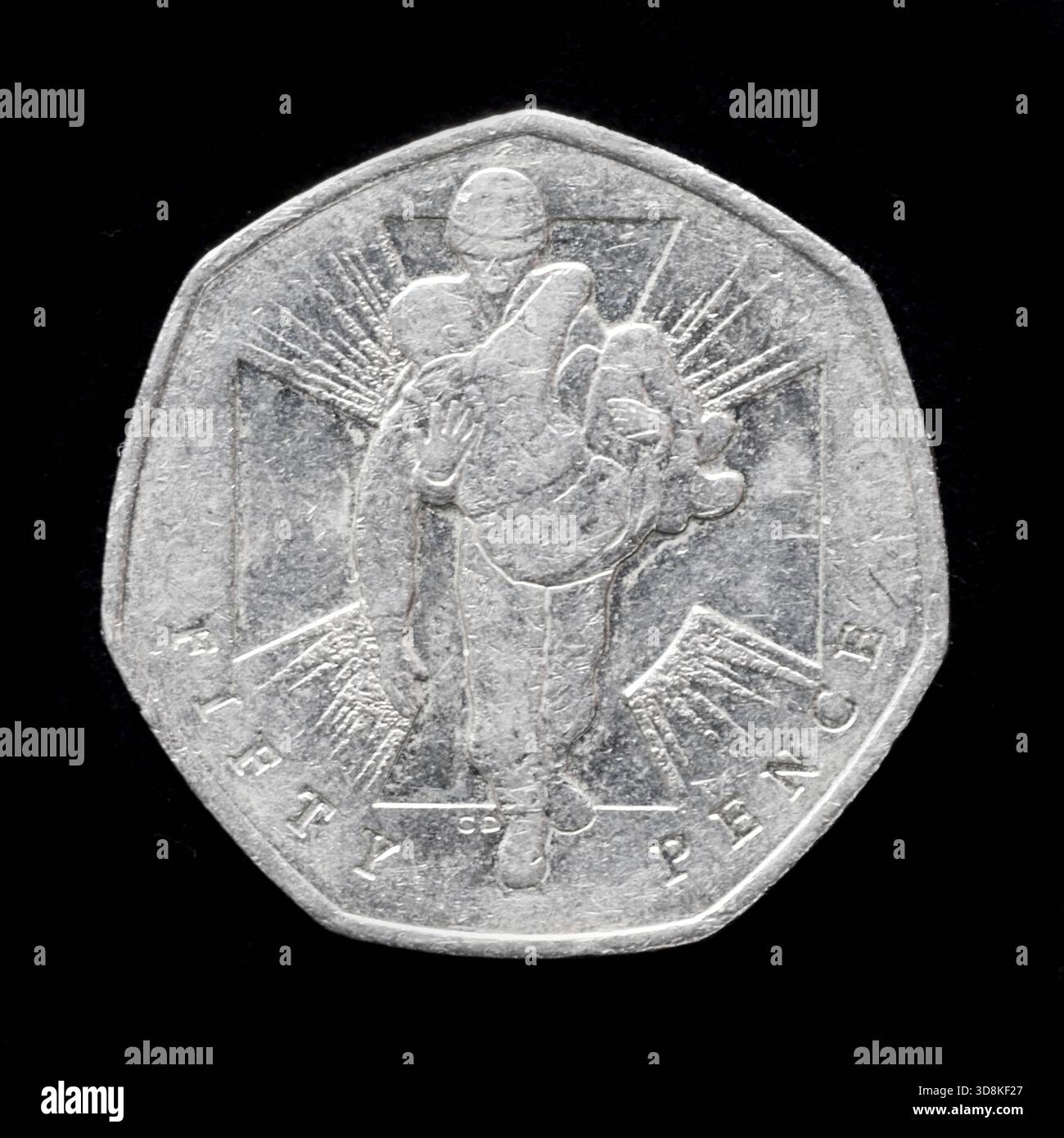 2006 pièce de 50 pence britannique commémorant le 150e anniversaire de la Croix de Victoria. Le dessin de la pièce représente un soldat transportant un camarade blessé. Banque D'Images