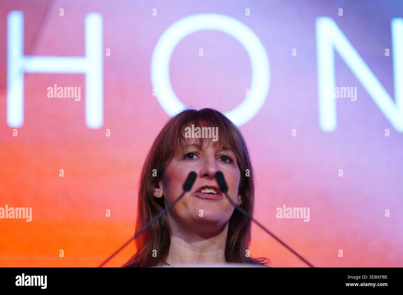 Rachel Reeves, chancelière de l'Échiquier, s'exprimant lors du sommet sur l'investissement au pays de Galles au Centre international des congrès du pays de Galles à Newport. Date de la photo : lundi 1er décembre 2025. Banque D'Images