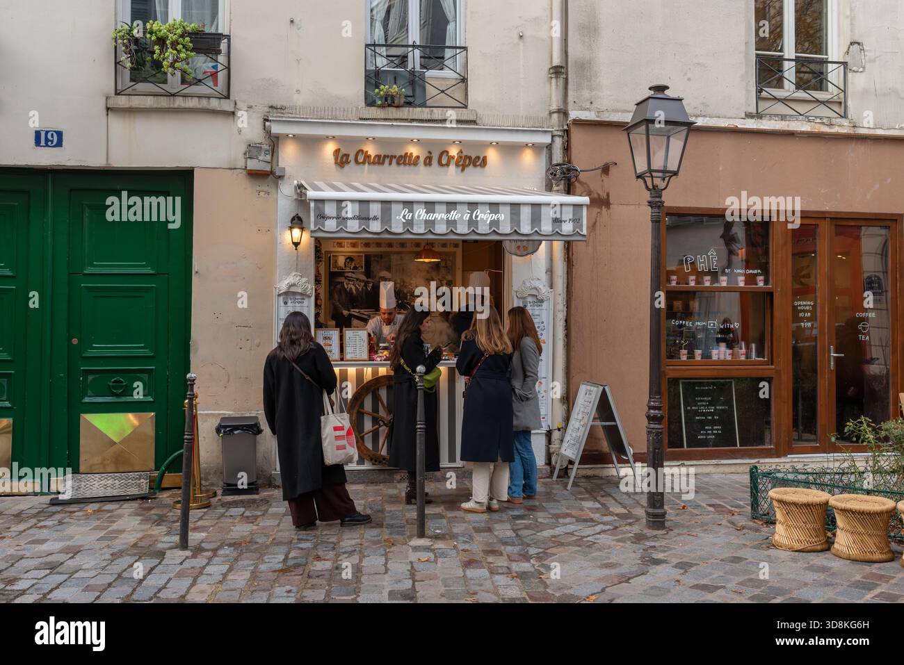 Paris, France, 11.26.2025. Les gens font la queue pour acheter crêpes de la Charrette à Crêpes dans le 4ème arrondissement de Paris Banque D'Images