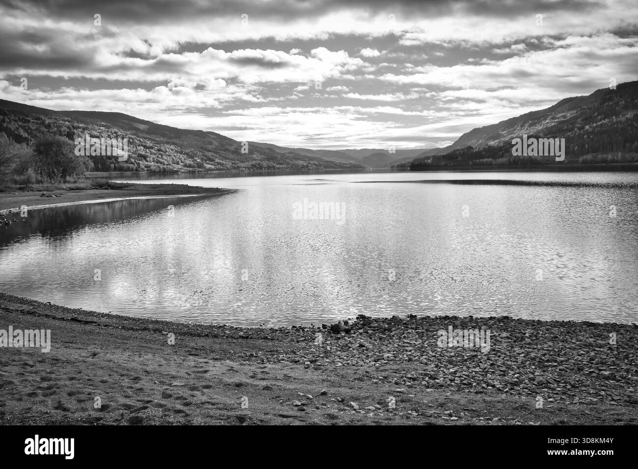 Paysage paisible avec Un lac de montagne clair, des rochers au premier plan et des montagnes en arrière-plan. Reflétant l'eau sous Un ciel bleu, Pure Natur Banque D'Images