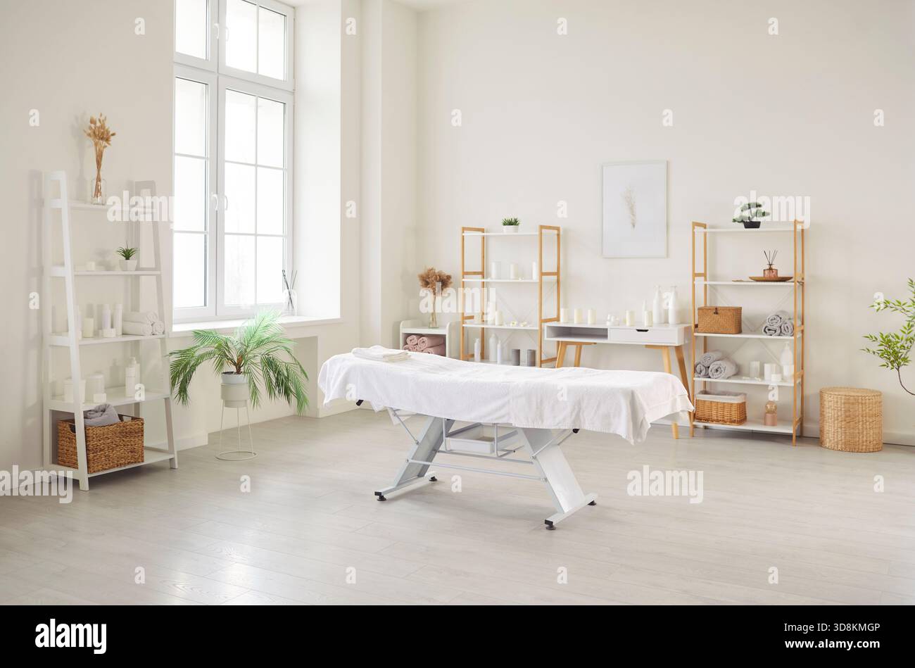 Intérieur minimaliste de la salle de massage avec table de massage et produits de beauté au centre de beauté ou spa. Banque D'Images