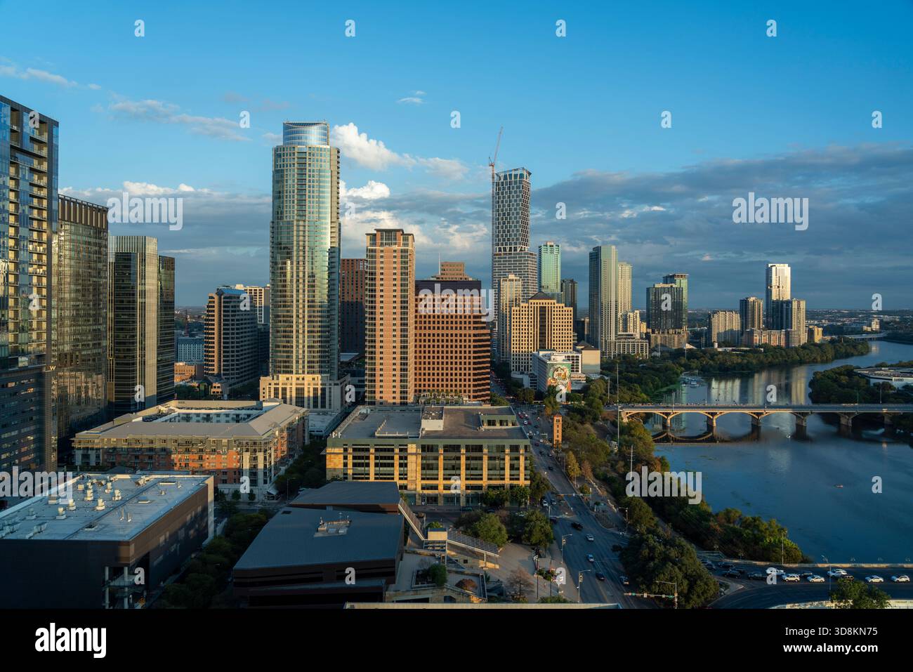 Ville d'Austin Texas skyline avec Ladybird Lake, Congress Bridge et Rainey Street. Banque D'Images