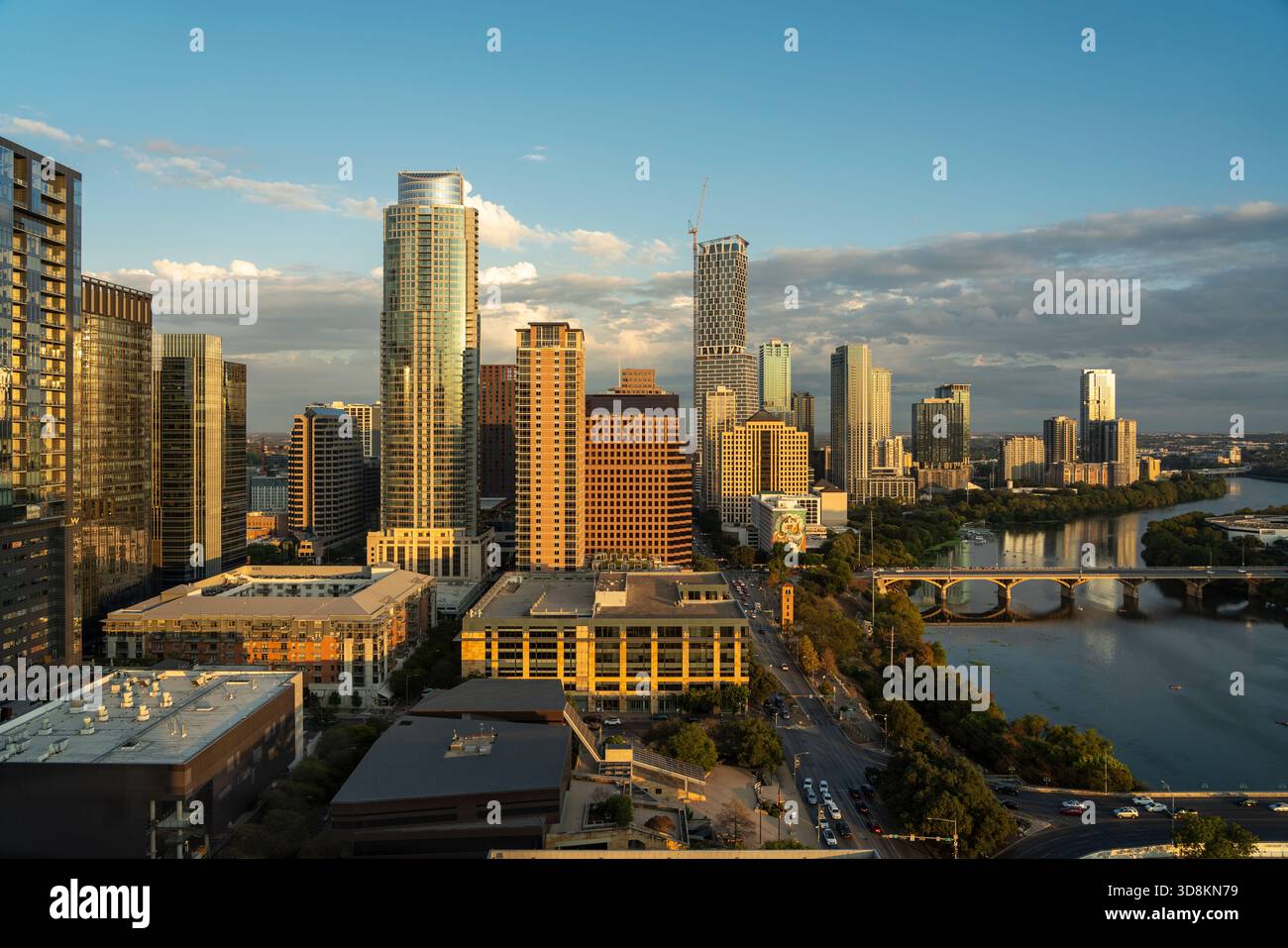Austin City skyline en soirée avec Ladybird Lake et Rainey Street. Banque D'Images