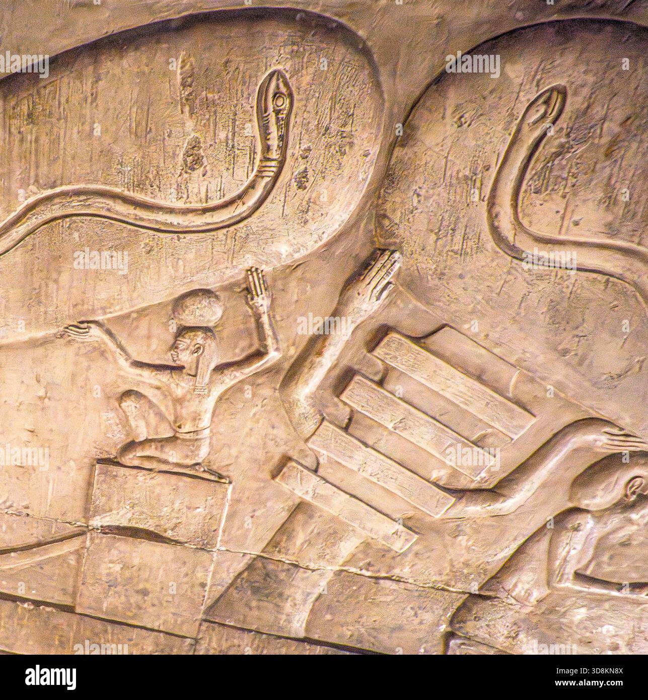 Egypte, Dendera, scène 'ampoule', prouvant à tort que les anciens Egyptiens connaissaient l'électricité. En fait une comosgonie (création du monde) scène. Banque D'Images