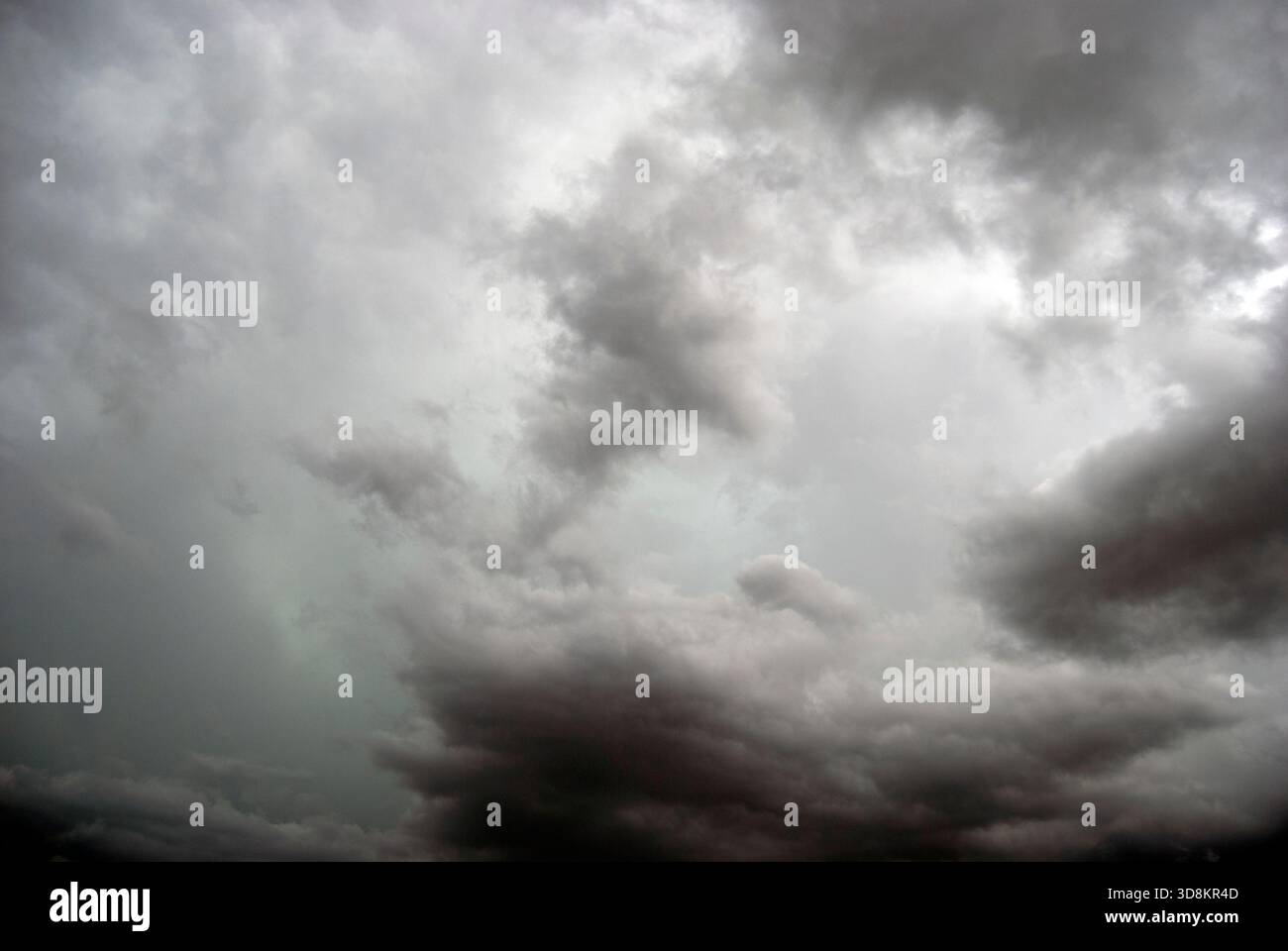 Nuages orageux. Fond de ciel gris foncé. De lourds nuages sombres avant la tempête. Texture de ciel gris. Ouragan Banque D'Images