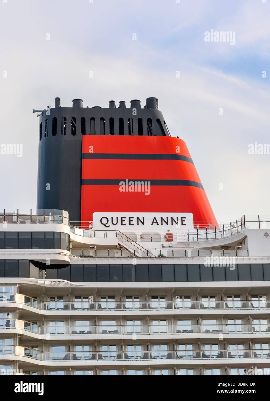 Entonnoir rouge et noir du navire de croisière Cunard Queen Anne amarré à Lisbonne, Portugal Banque D'Images